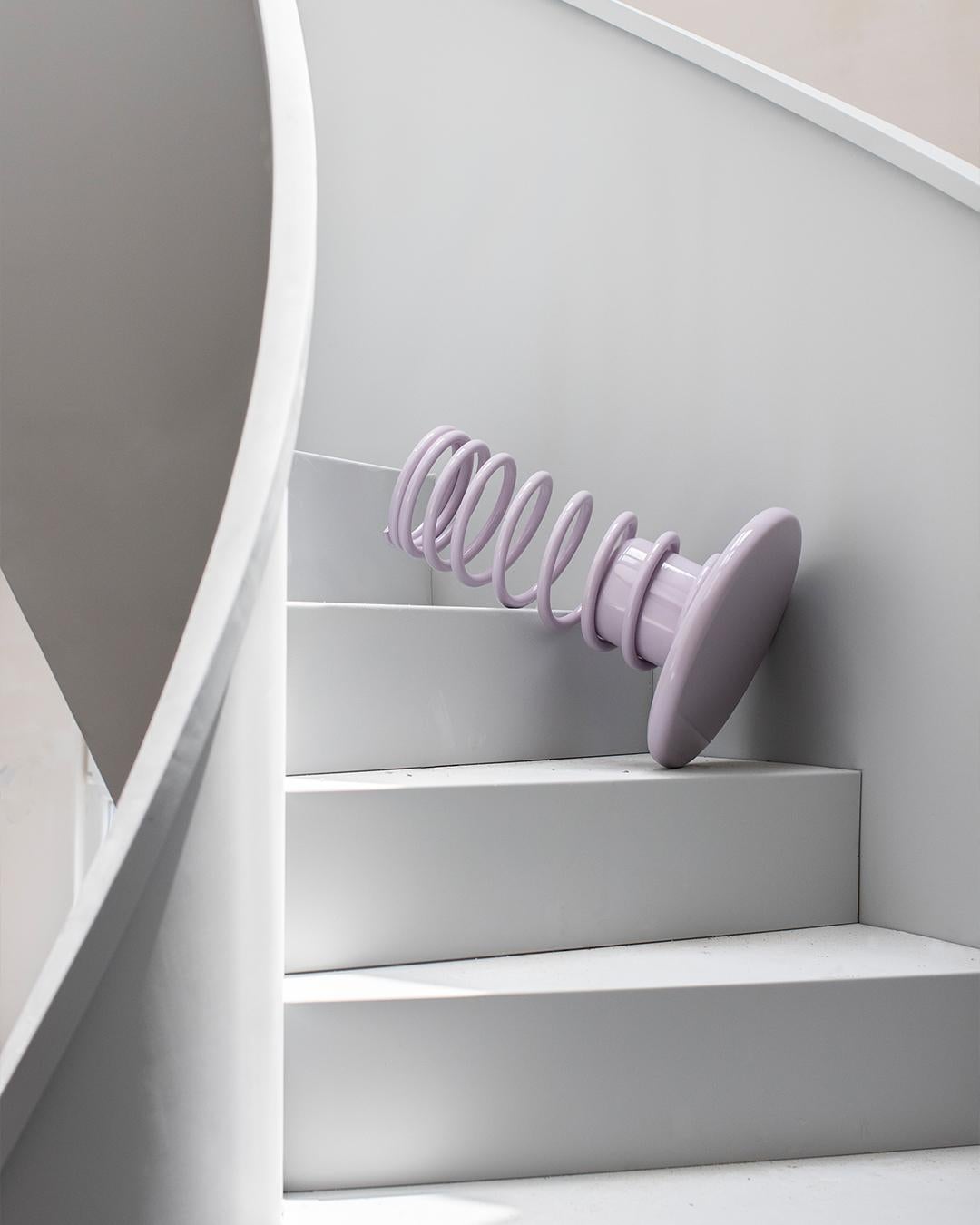 Twist, che si presta a essere utilizzato in ogni spazio grazie alle sue sorprendenti opzioni di colore, combina le funzioni di un tavolino e di uno sgabello, fornendo al contempo il proprio equilibrio nell'uso degli sgabelli con il movimento del