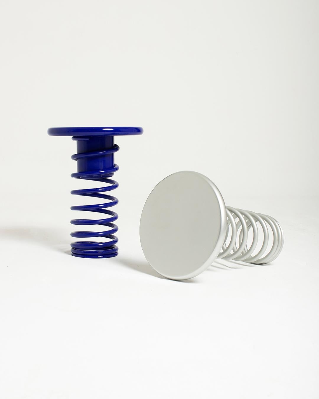 Twist, che si presta a essere utilizzato in ogni spazio grazie alle sue sorprendenti opzioni di colore, combina le funzioni di un tavolino e di uno sgabello, fornendo al contempo il proprio equilibrio nell'uso degli sgabelli con il movimento del