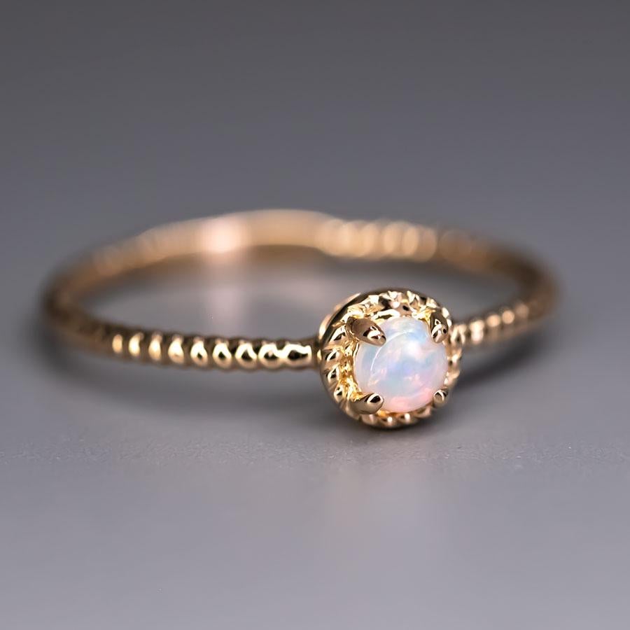 Twisted Band Round Australian Solid Opal Ring in 14K Yellow Gold In New Condition For Sale In Suwanee, GA