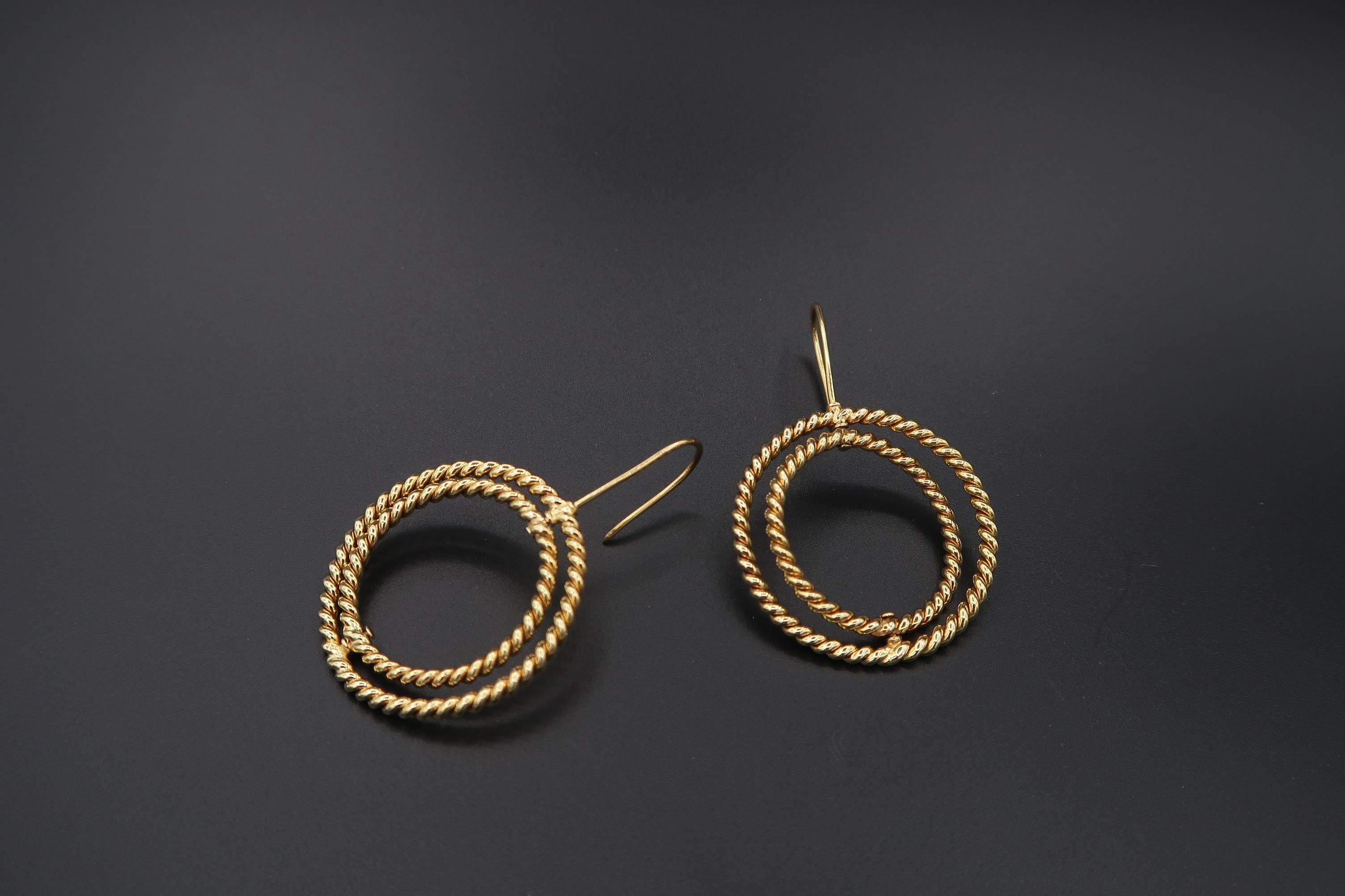Twisted Braid Revolving Double Circle 14k Yellow Gold French Wire Hook Earrings In New Condition For Sale In Bangkok, TH