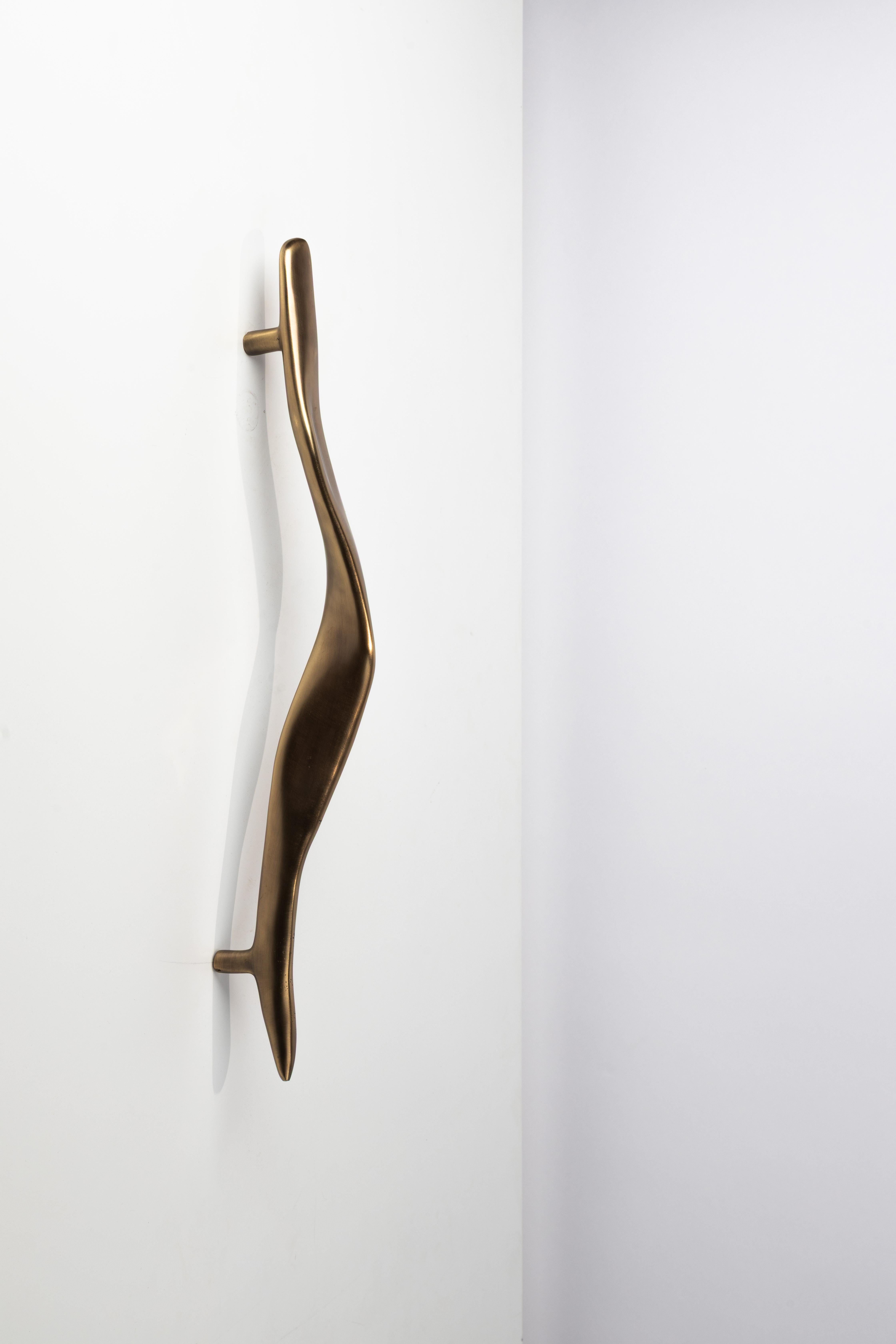 Realizzata a mano da abili artigiani, questa maniglia in ottone ritorto incarna l'eleganza e l'eccezionale maestria. Il suo design delicatamente scolpito evoca un'estetica organica e senza tempo, esaltata da una raffinata finitura in oro