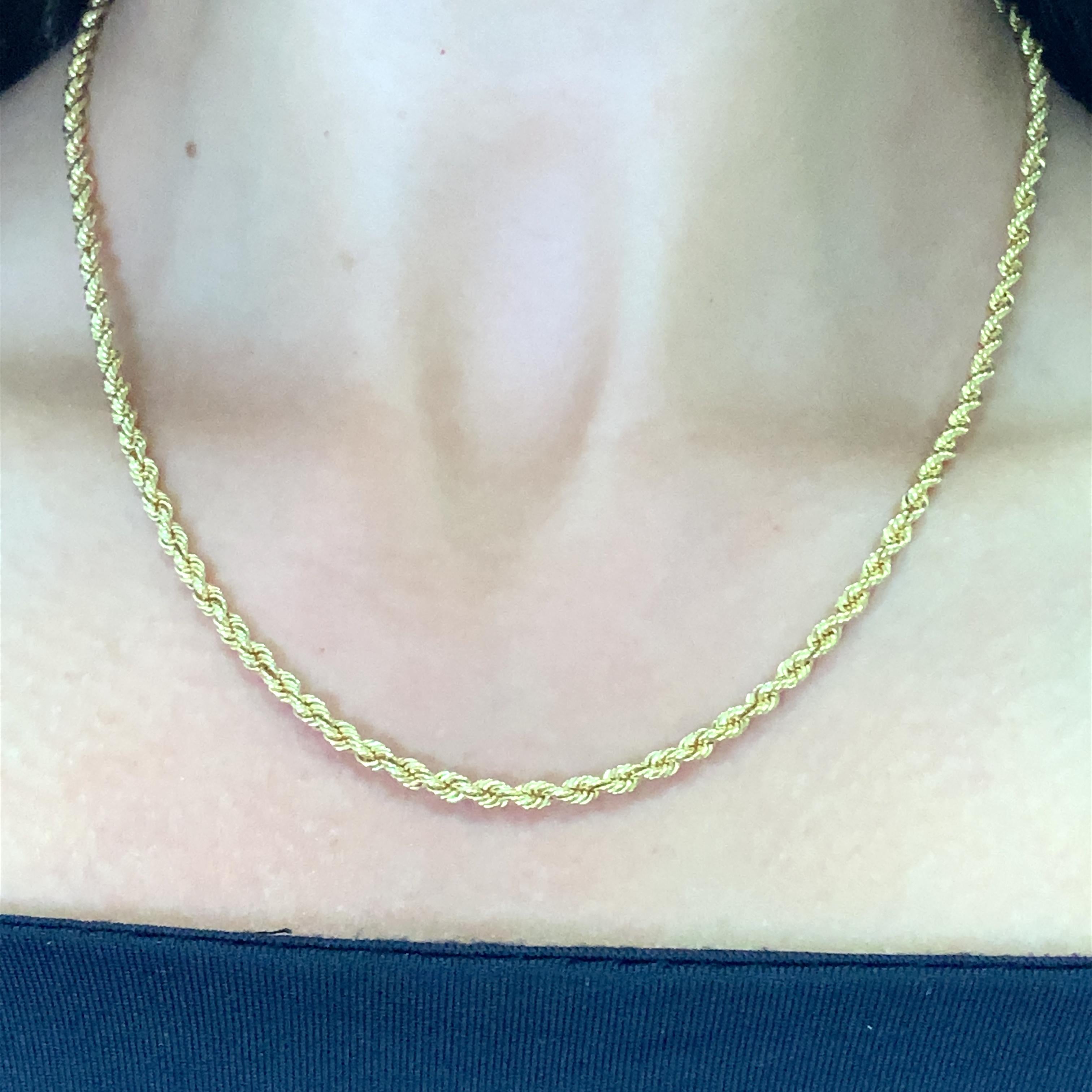 Collana in oro giallo 9ct con catena a maglie cubane e catena a corda, lunghezza 16 pollici.
Collana a catena grossa in oro giallo 9k con catena in corda ritorta a coda di volpe.
Marchio di garanzia
Lunghezza 16 pollici catena unisex 
Accompagnato