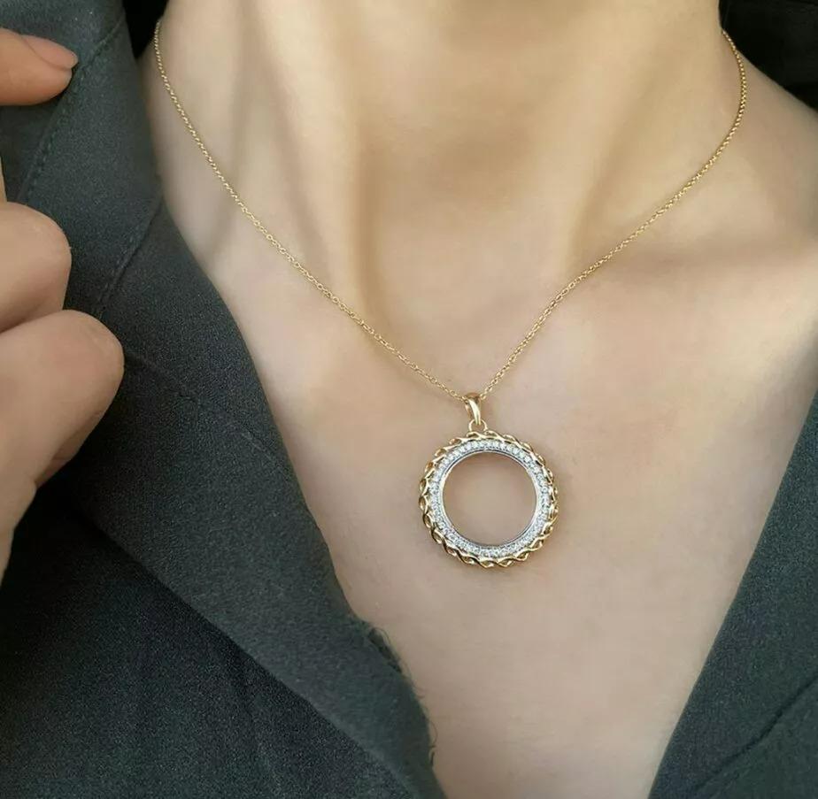 Taille ronde Collier pendentif éternité torsadé en or massif 14 carats avec diamants en vente