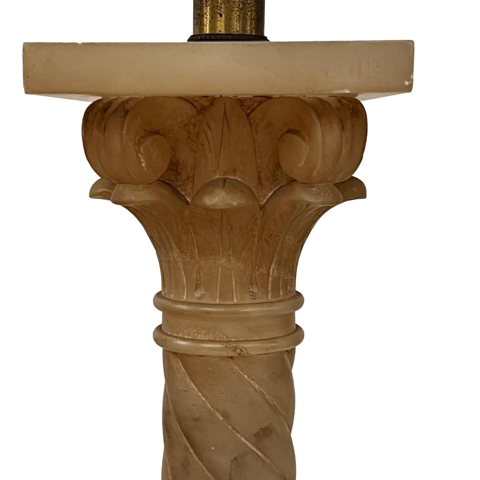 Alabaster-Tischlampen mit gedrehter Säule (Italienisch) im Angebot