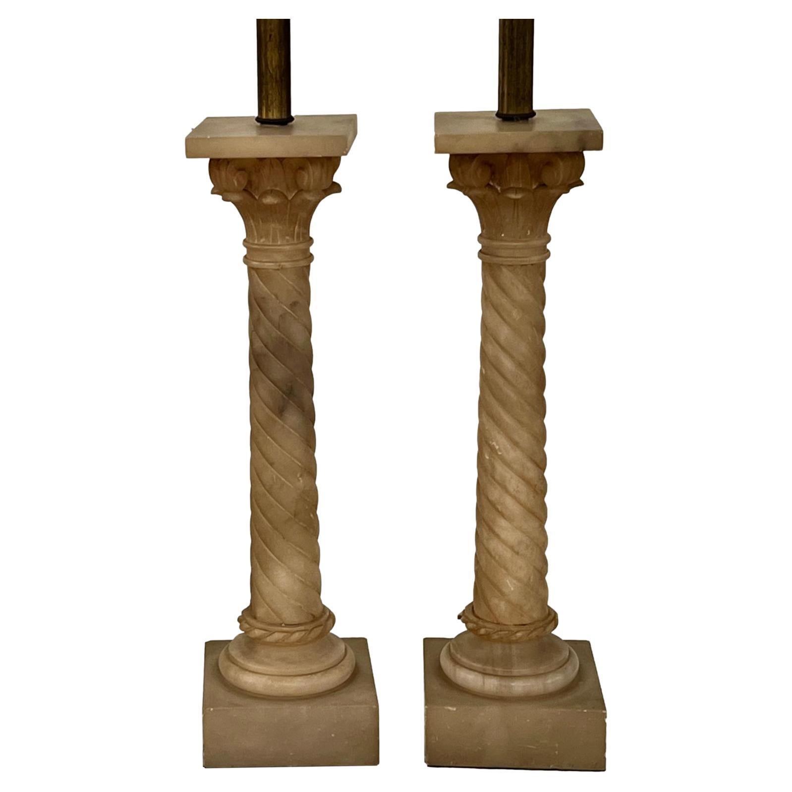 Alabaster-Tischlampen mit gedrehter Säule im Angebot