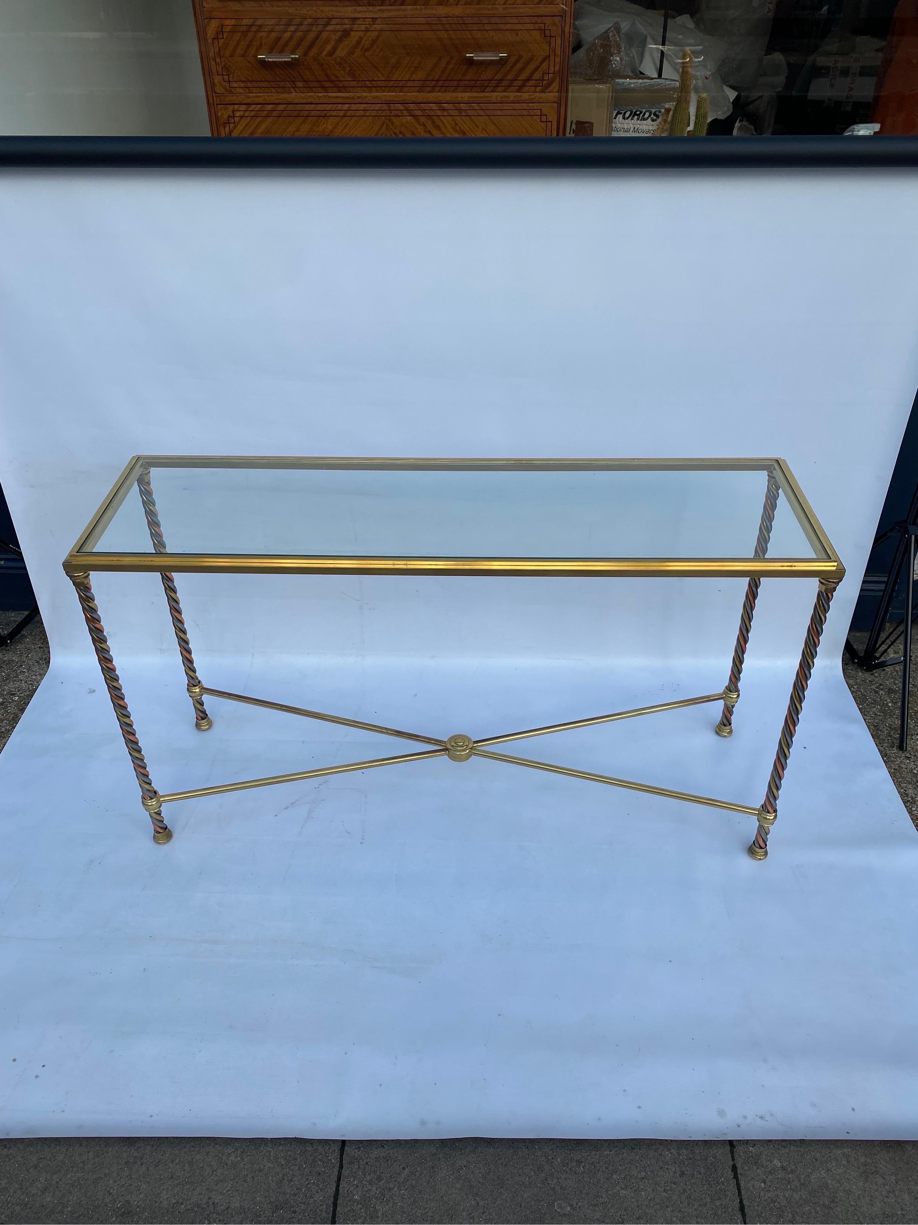 Ein eleganter und faszinierender Konsolentisch, importiert aus Italien.
Die Beine sind in Messing, Stahl und Kupfer Süßigkeiten wie verdrehte Bars mit dem Messing Details.
Die Beine werden durch den unteren X-Rahmen aus Messing und die obere