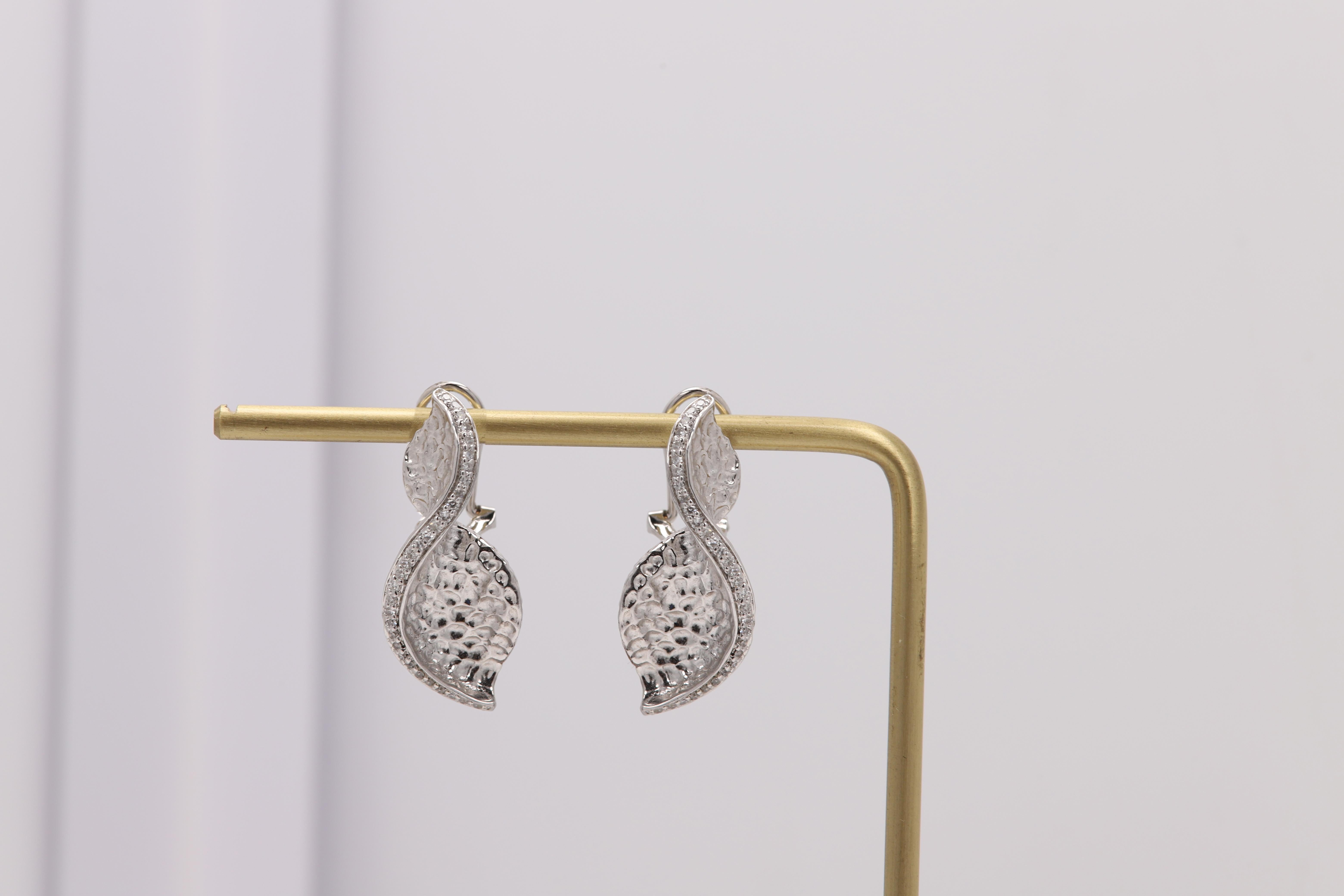 Sterling Silver 925 Textured Earrings
with Natural Diamonds
Twisted Style Design with Hammered Texture
Diamonds approx 0.27 carat H-SI
Weight  6.0 grams
Size approx 1' Inch ( 28mm)300
Omega Backs
(oro se12782-50)