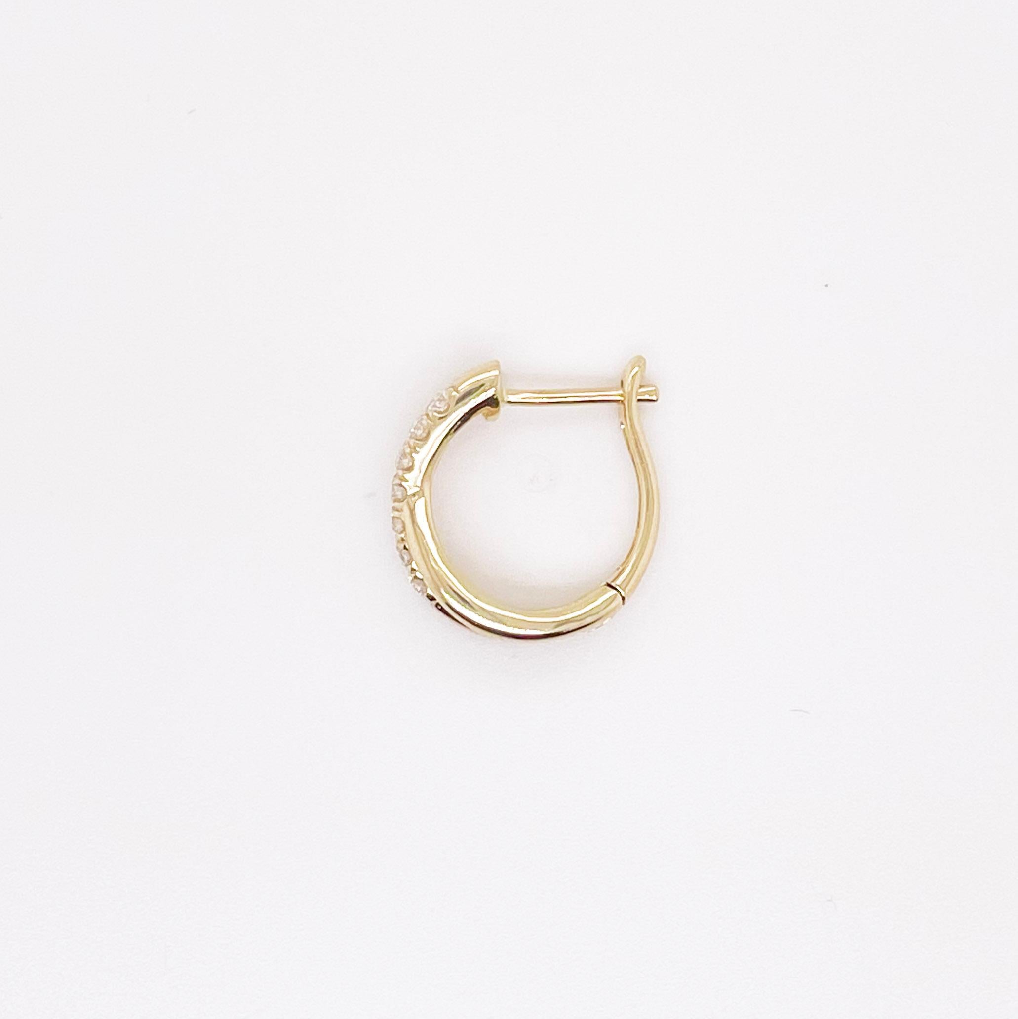 gedrehte Diamant-Ohrringe im Huggie-Stil aus Gelbgold mit 14 runden Diamanten (Zeitgenössisch) im Angebot