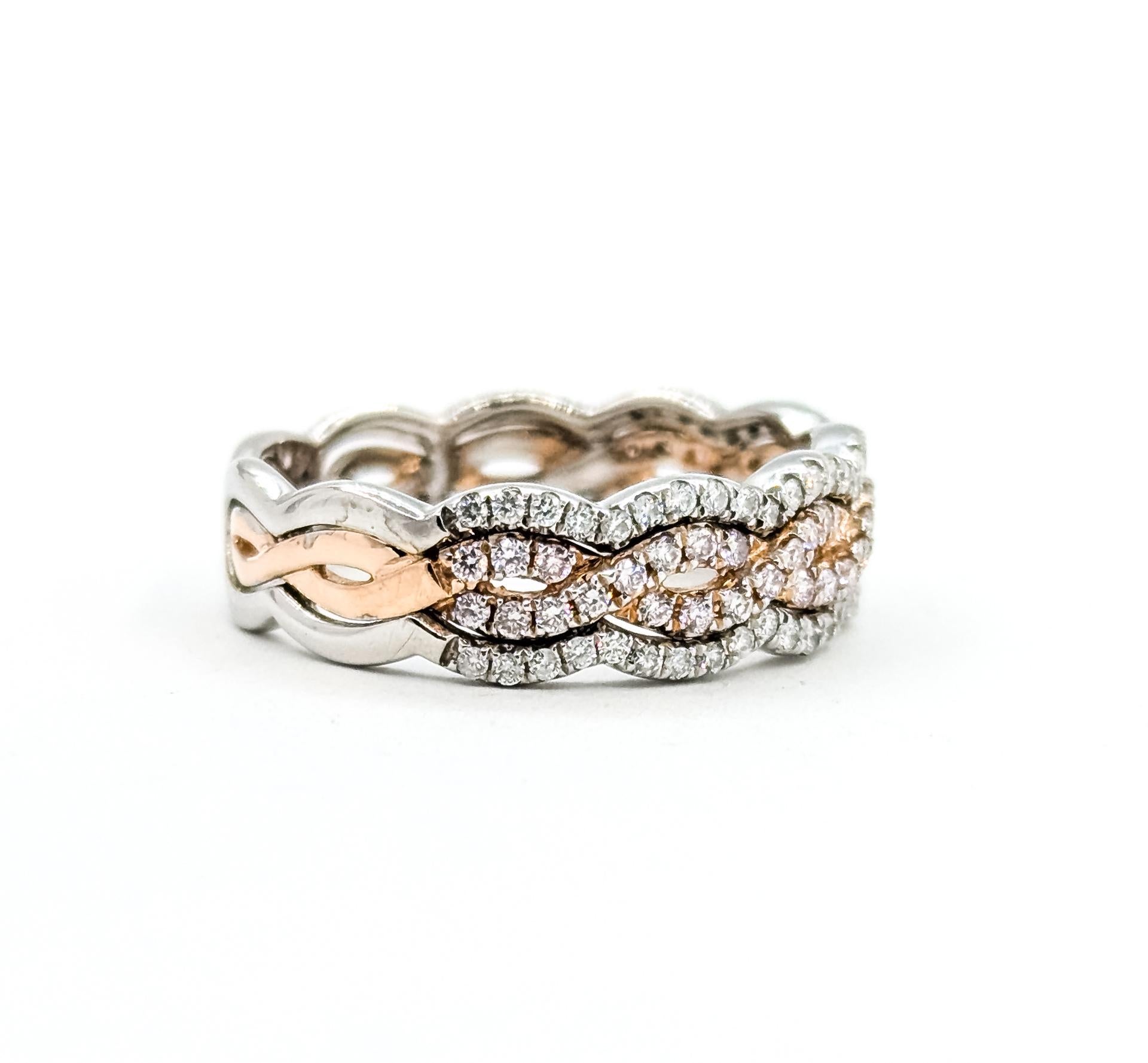 Questo sofisticato anello è realizzato in oro rosa 14k e sfoggia un grazioso design attorcigliato ornato da uno scintillante gruppo di diamanti rotondi. I diamanti ammontano complessivamente a circa 0,65 carati e presentano un bellissimo mix di