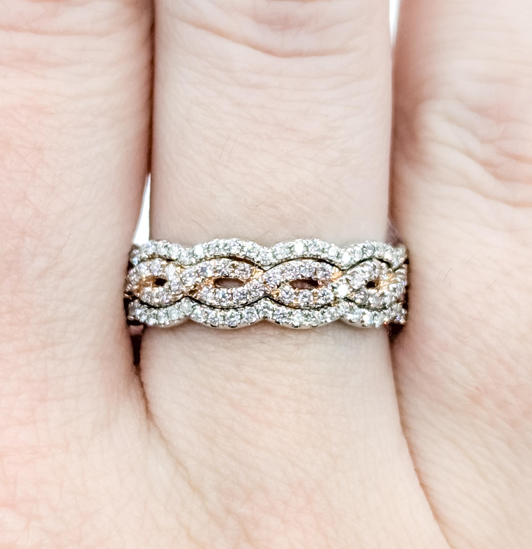 Donna Anello con diamante ritorto in 14 carati in vendita