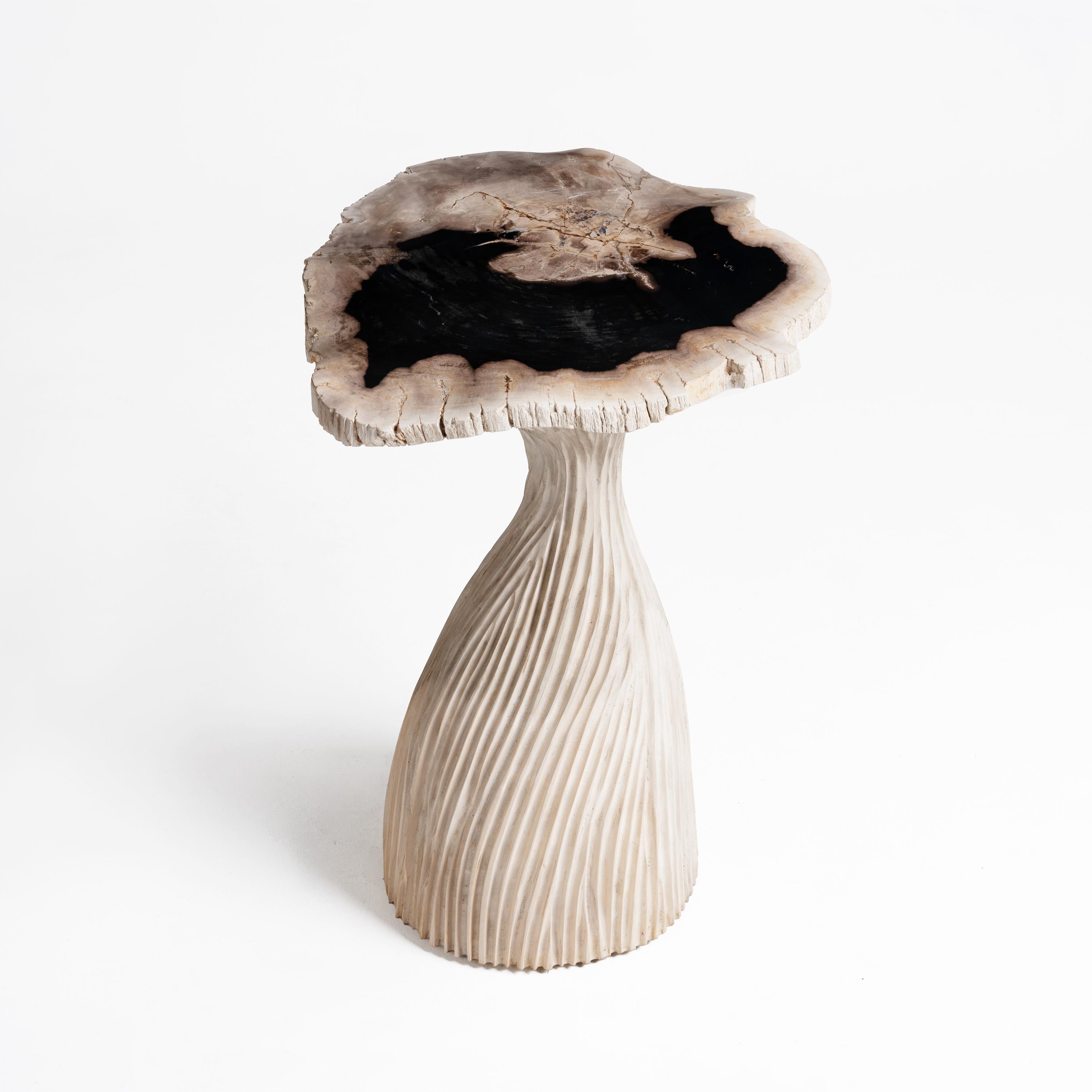 Fantasía retorcida - Hueso - Mesa auxiliar de madera petrificada tallada a mano by Odditi Moderno orgánico en venta