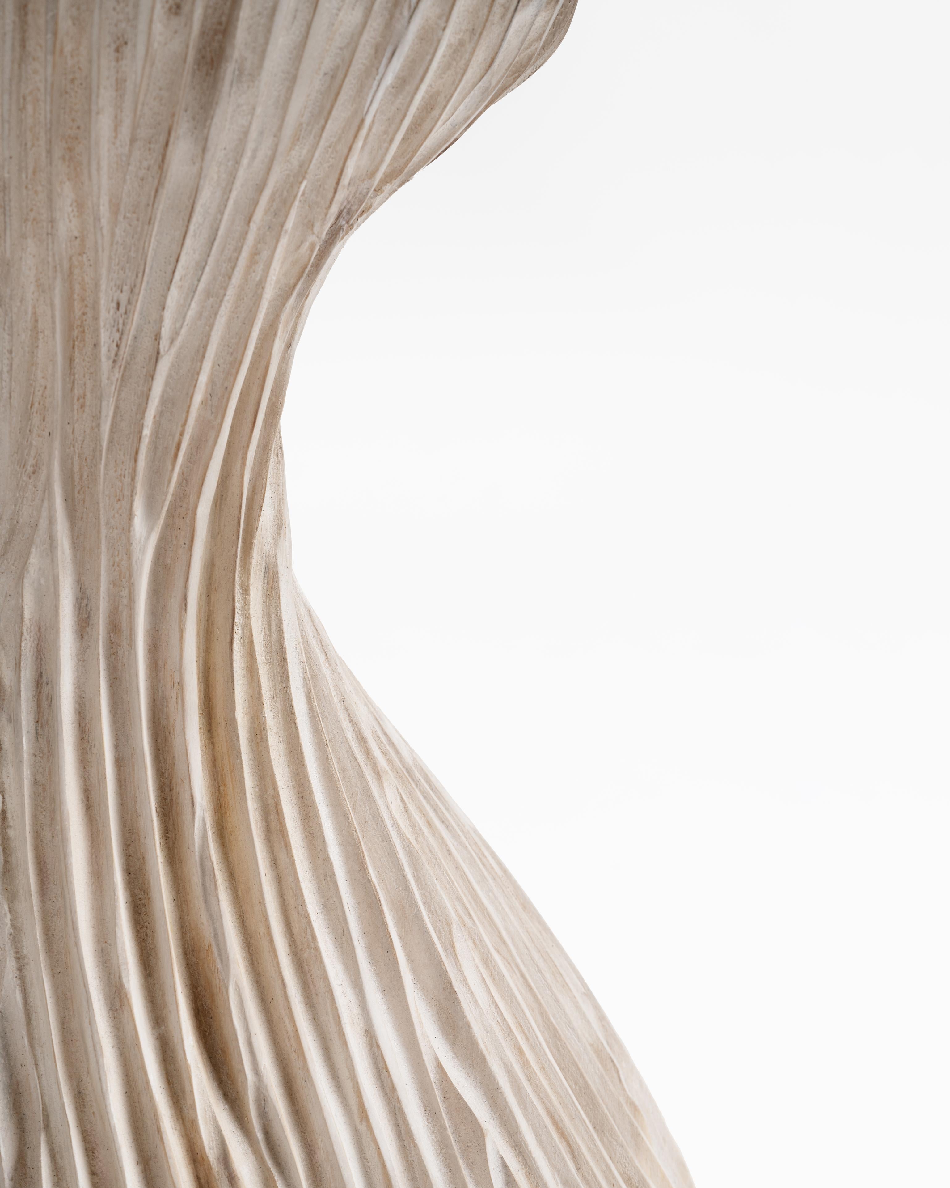 Fantasía retorcida - Hueso - Mesa auxiliar de madera petrificada tallada a mano by Odditi Tallado a mano en venta