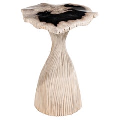 Verdrehte Fantasie - • Knochen- • Handgeschnitzter beistelltisch aus versteinertem holz by Odditi