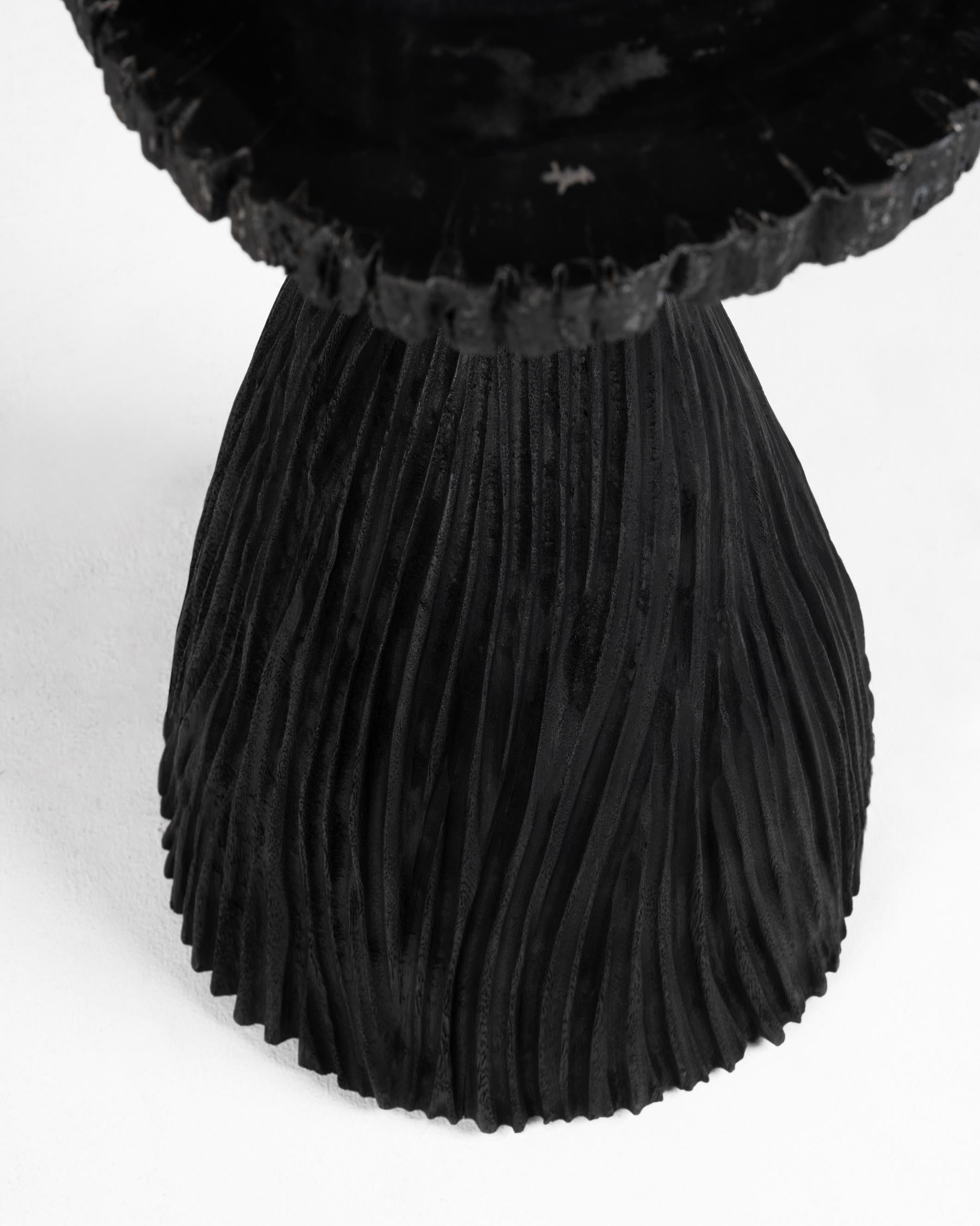 Organique Fantaisie tordue • Noir• Table d'appoint en Wood Wood pétrifié sculptée à la main par Odditi en vente