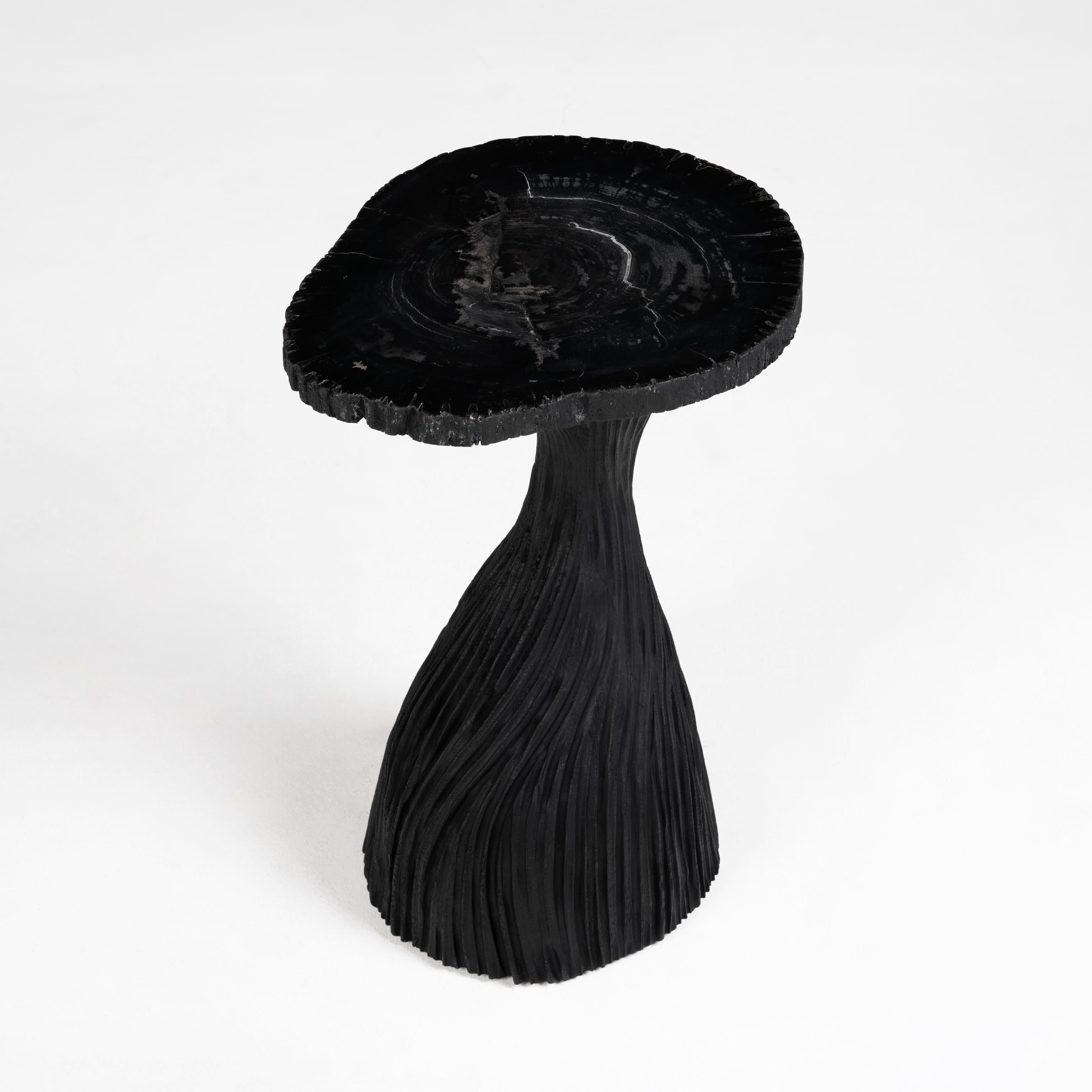 Australien Fantaisie tordue • Noir• Table d'appoint en Wood Wood pétrifié sculptée à la main par Odditi en vente