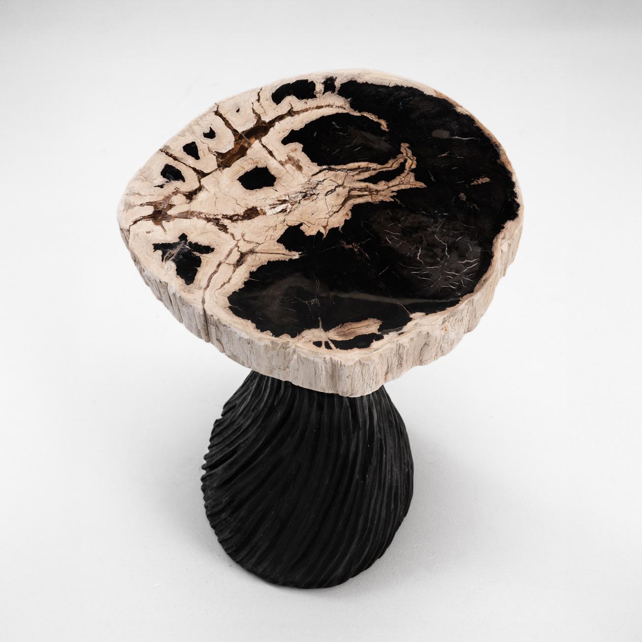 Sculpté à la main Fantaisie tordue • Noir• Table d'appoint en Wood Wood pétrifié sculptée à la main par Odditi en vente