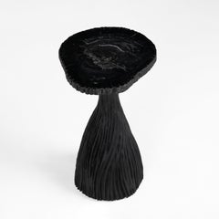 Fantaisie tordue • Noir• Table d'appoint en Wood Wood pétrifié sculptée à la main par Odditi