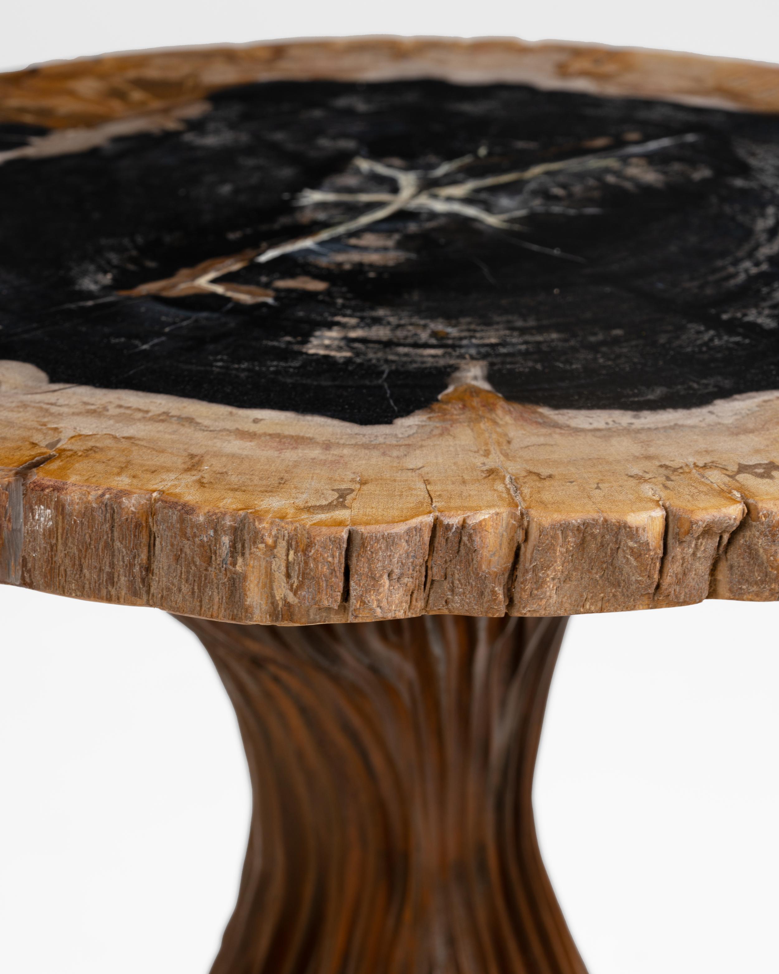 Fantasía retorcida - Natural - Mesa auxiliar de madera petrificada tallada a mano by Odditi Moderno orgánico en venta