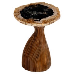 Verdrehte Fantasie - • Natürlich- • Handgeschnitzter beistelltisch aus versteinertem holz by Odditi