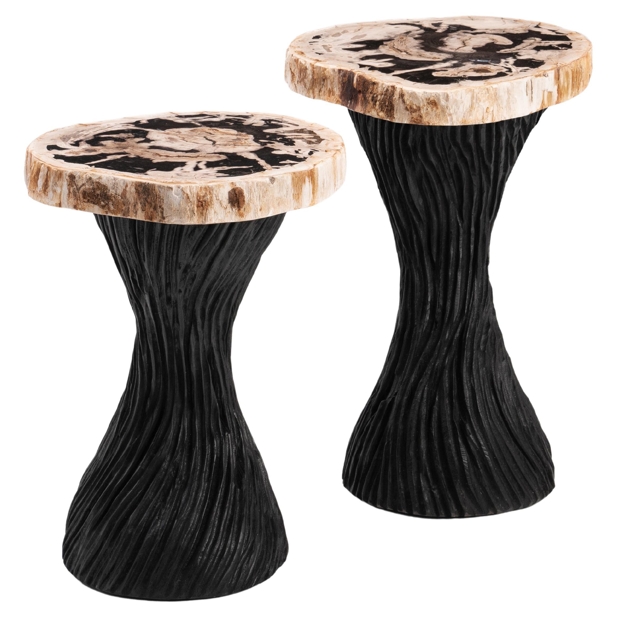 Fantaisie tordue • Paire • Tables d'appoint en Wood Wood pétrifié par Odditi en vente
