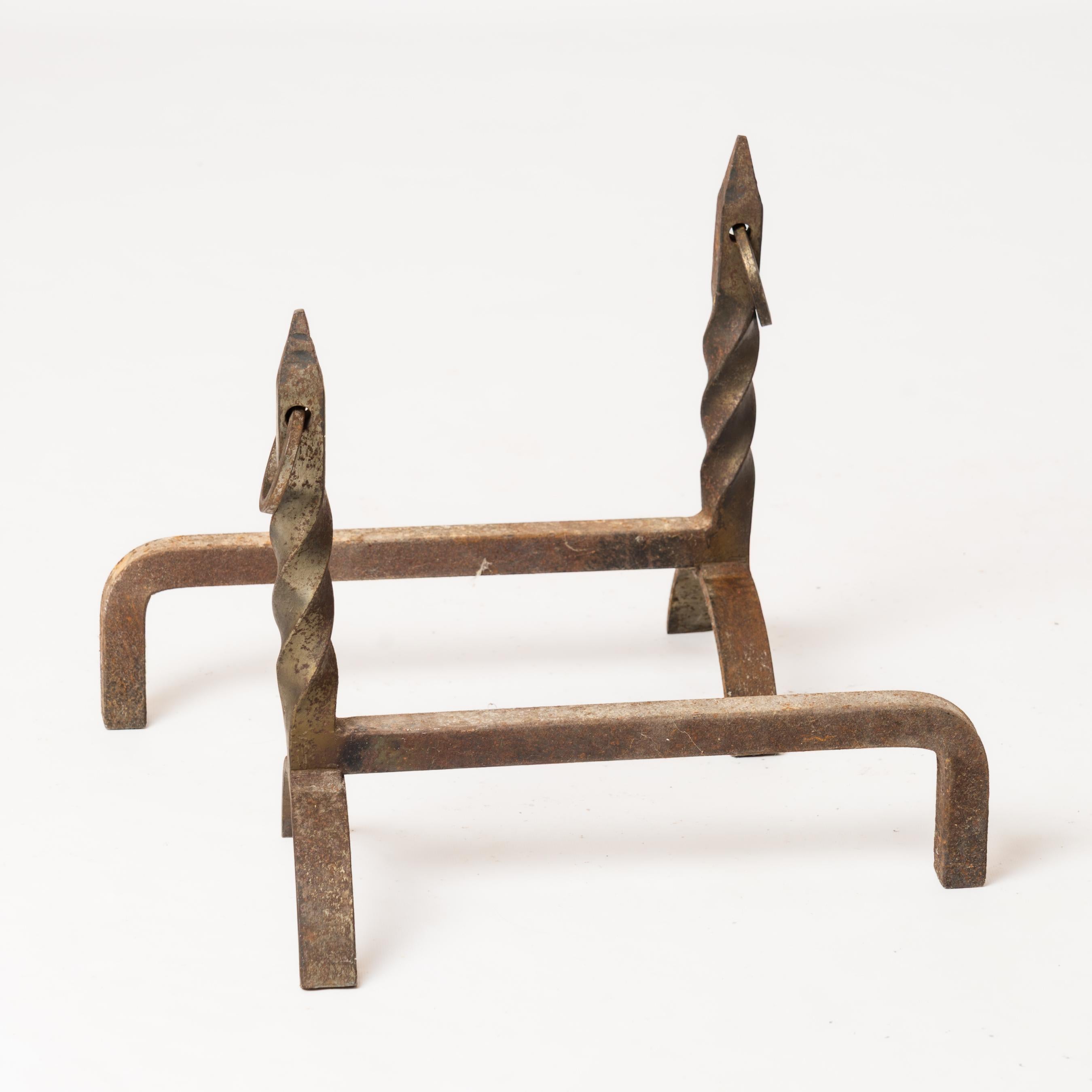 Minimalistische, gedrehte schmiedeeiserne Andirons mit Ringen - Frankreich 1970er Jahre. In gutem Vintage-Zustand.
Diese Andirons werden von Frankreich aus versandt und können entweder nach Frankreich oder an eine Einrichtung in Upstate NY USA