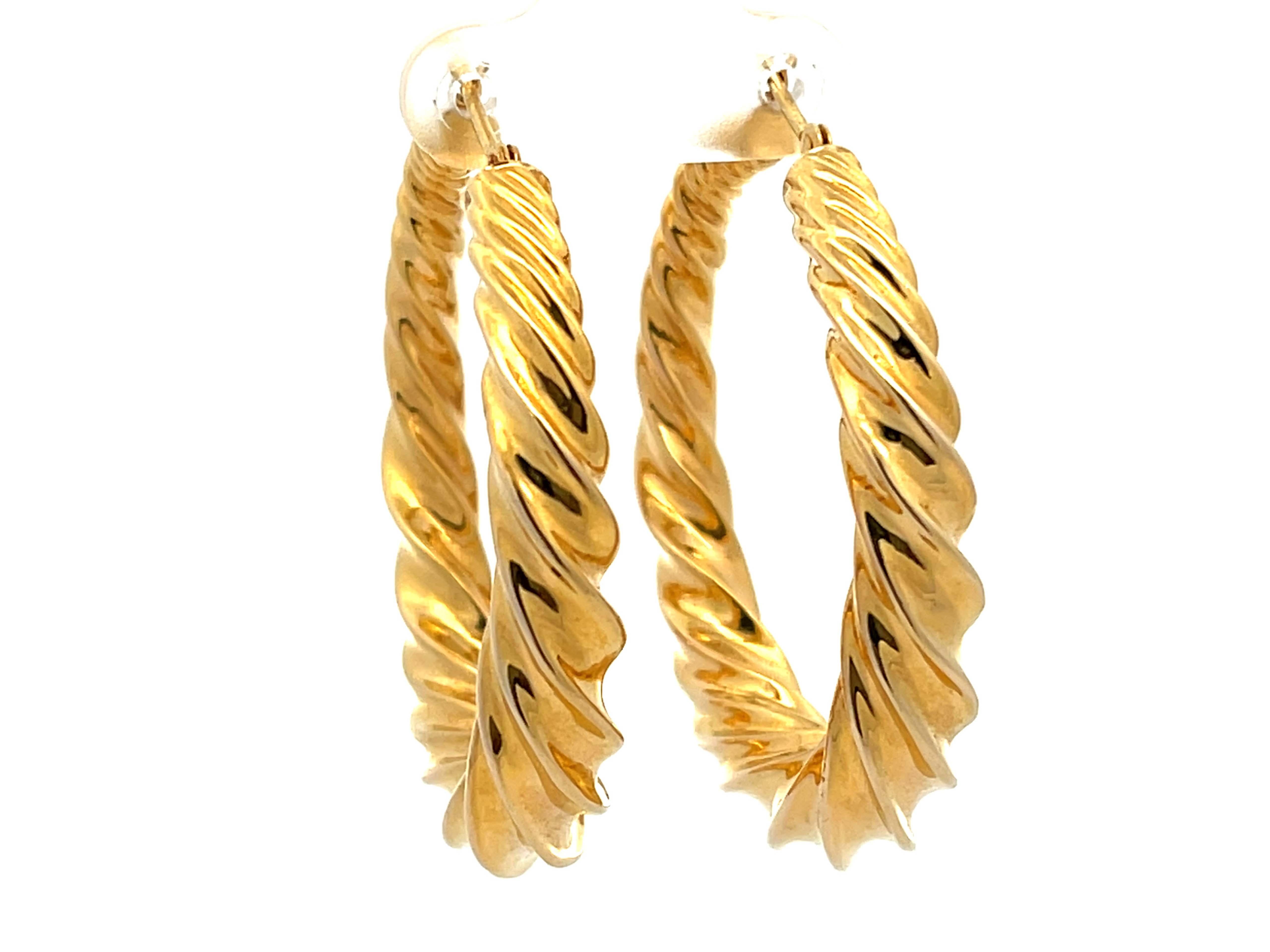 Twisted Hoop Earrings in 18k Yellow Gold In Excellent Condition In Honolulu, HI