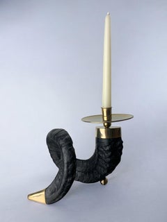 Kerzenhalter „Twisted Horn“ im Stil von Gabriella Crespi, Kunstharz und Messing, Italien, 1970er Jahre