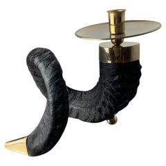 Kerzenhalter „Twisted Horn“ im Stil von Gabriella Crespi, Kunstharz und Messing, Italien, 1970er Jahre