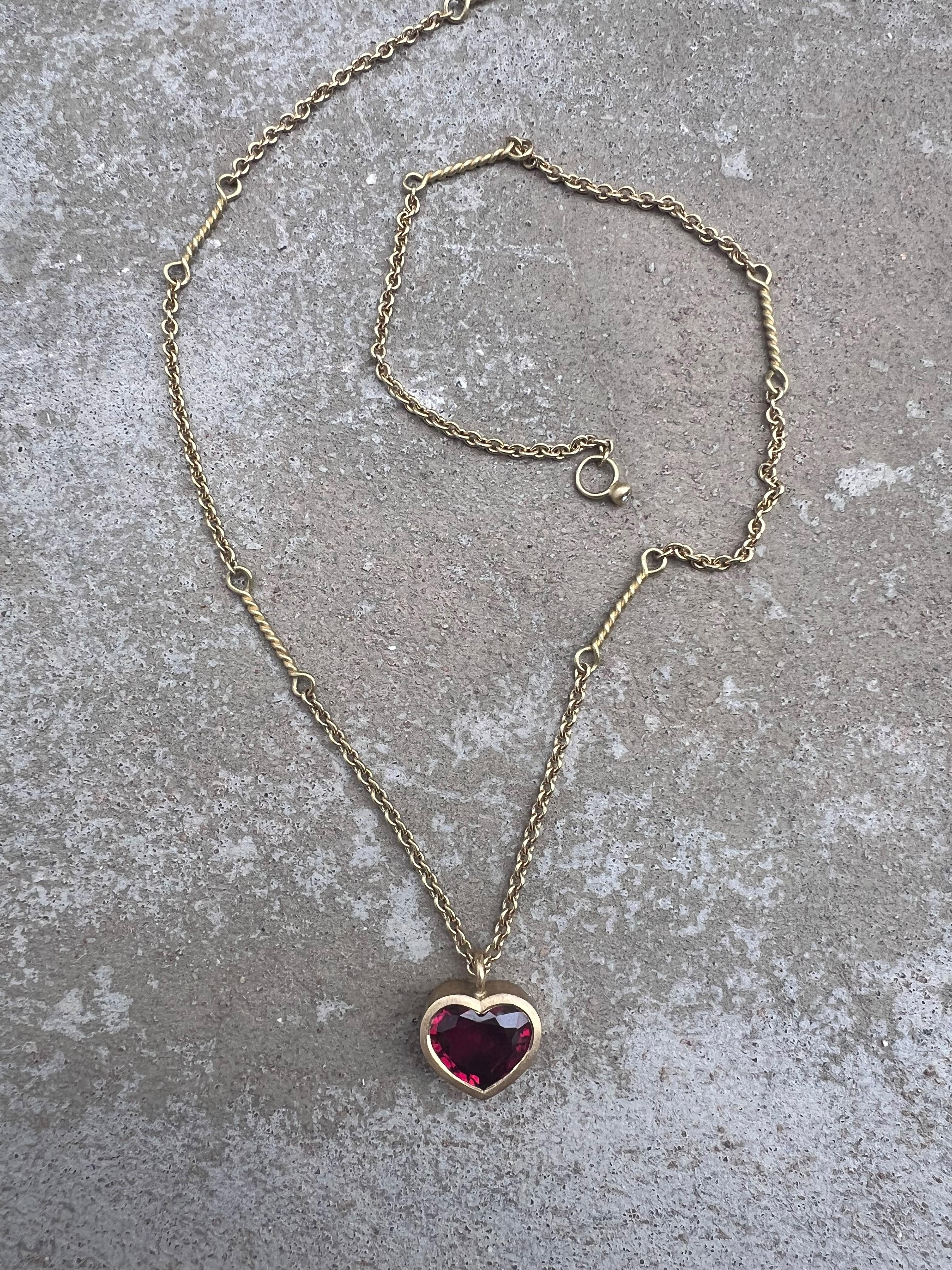 L'Elegance du cœur : Le collier à chaîne torsadée en rubis

Laissez-vous séduire par le romantisme d'une élégance intemporelle avec notre exquis collier à chaîne torsadée en forme de cœur en rubis, un emblème éblouissant d'amour et de