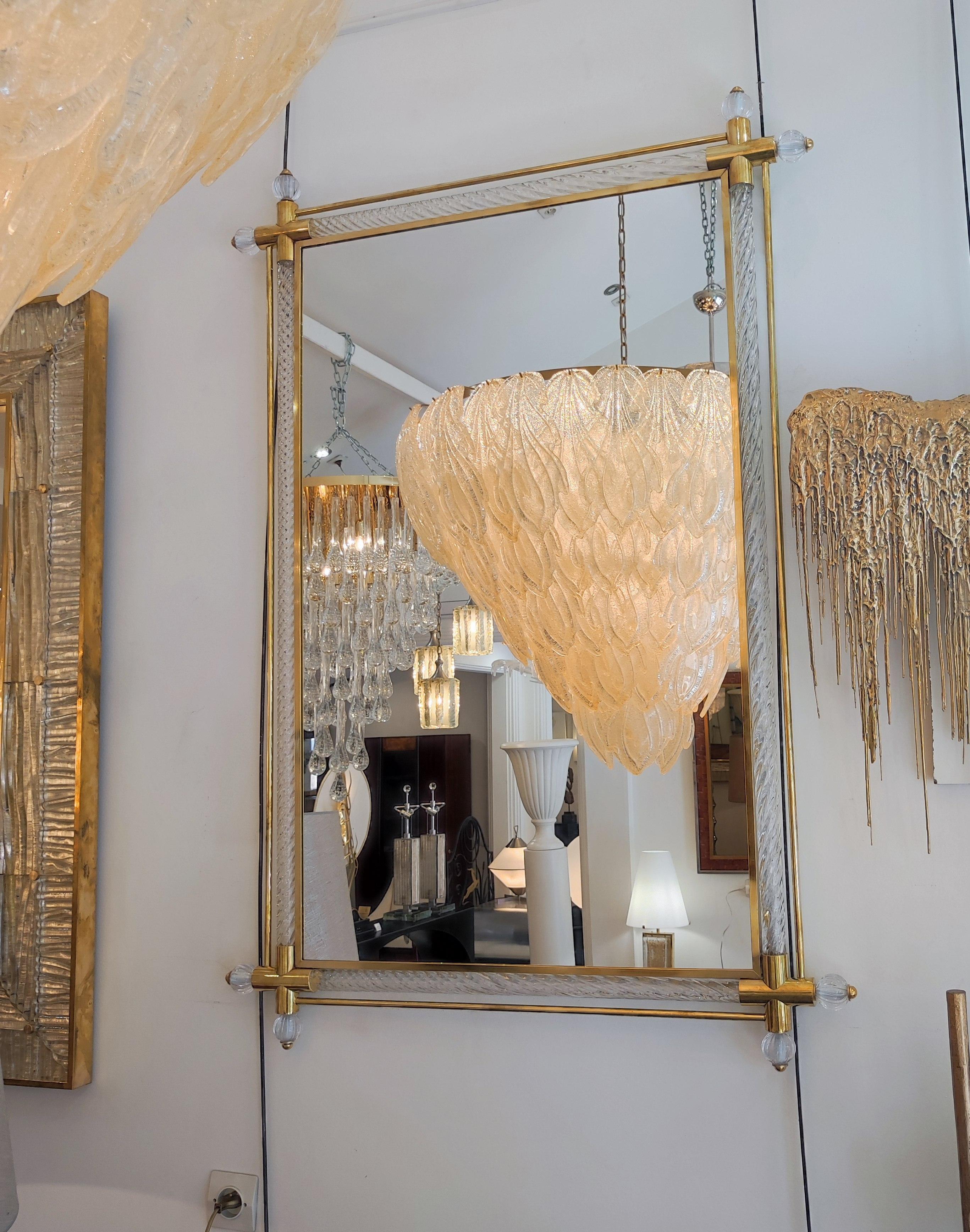 20ième siècle Miroir torsadé en verre de Murano et laiton en vente
