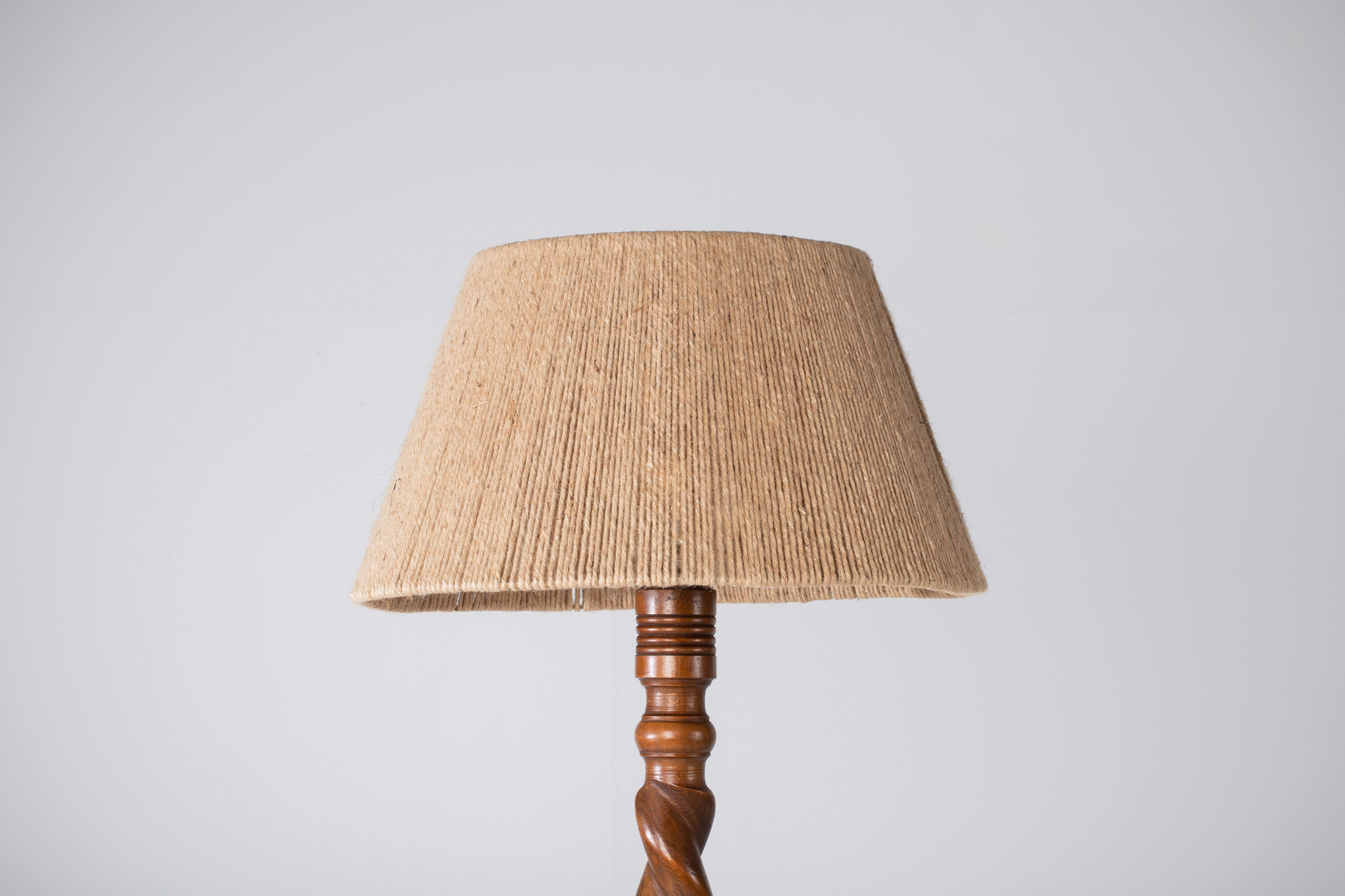 Quercia Lampada da terra in Oak Oak ritorto con paralume in corda, Francia 1940 in vendita