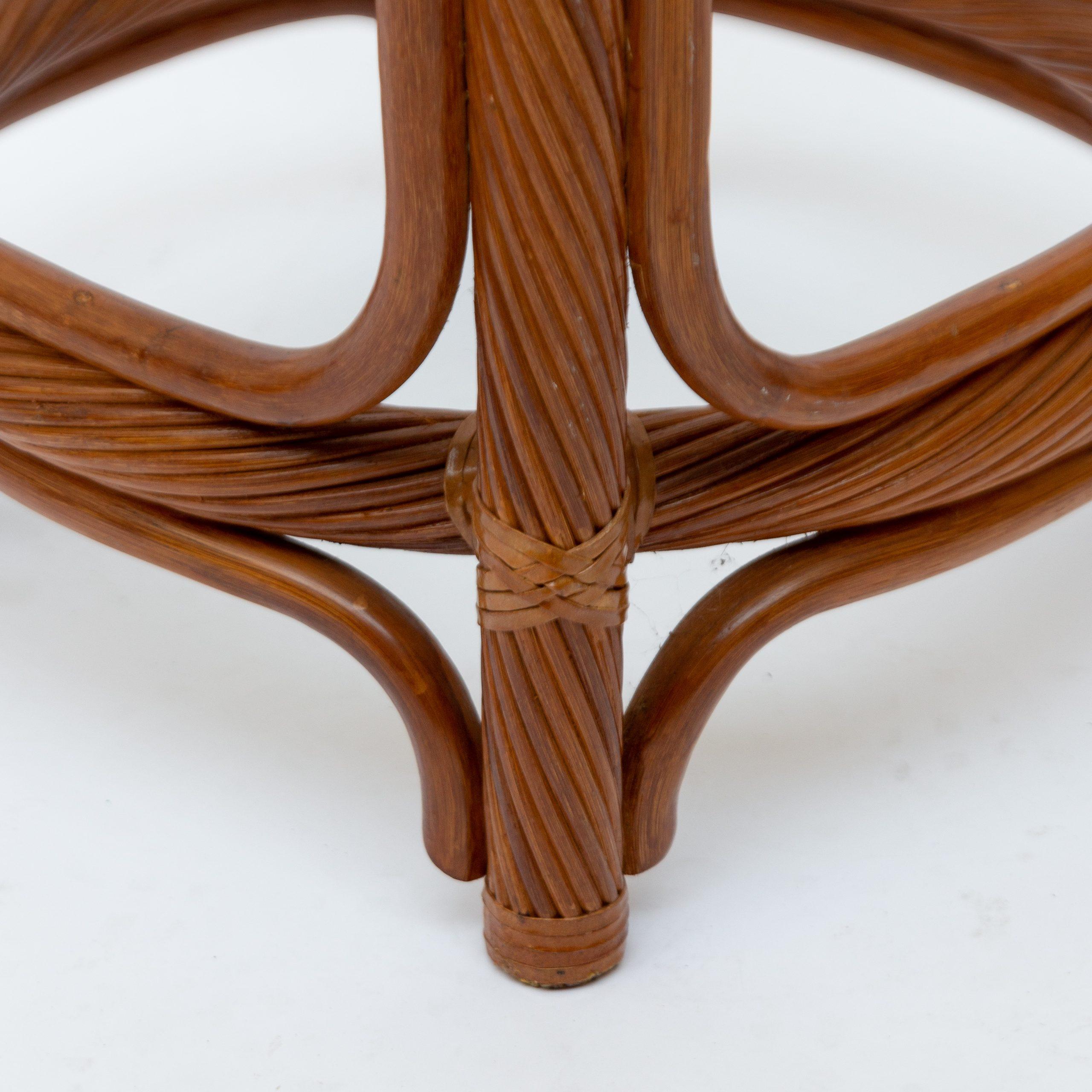 Grande base per tavolo in rattan ritorto con piano in vetro nello stile di McGuire. Misura: Diametro 1,20 m. Finitura originale con patina invecchiata.