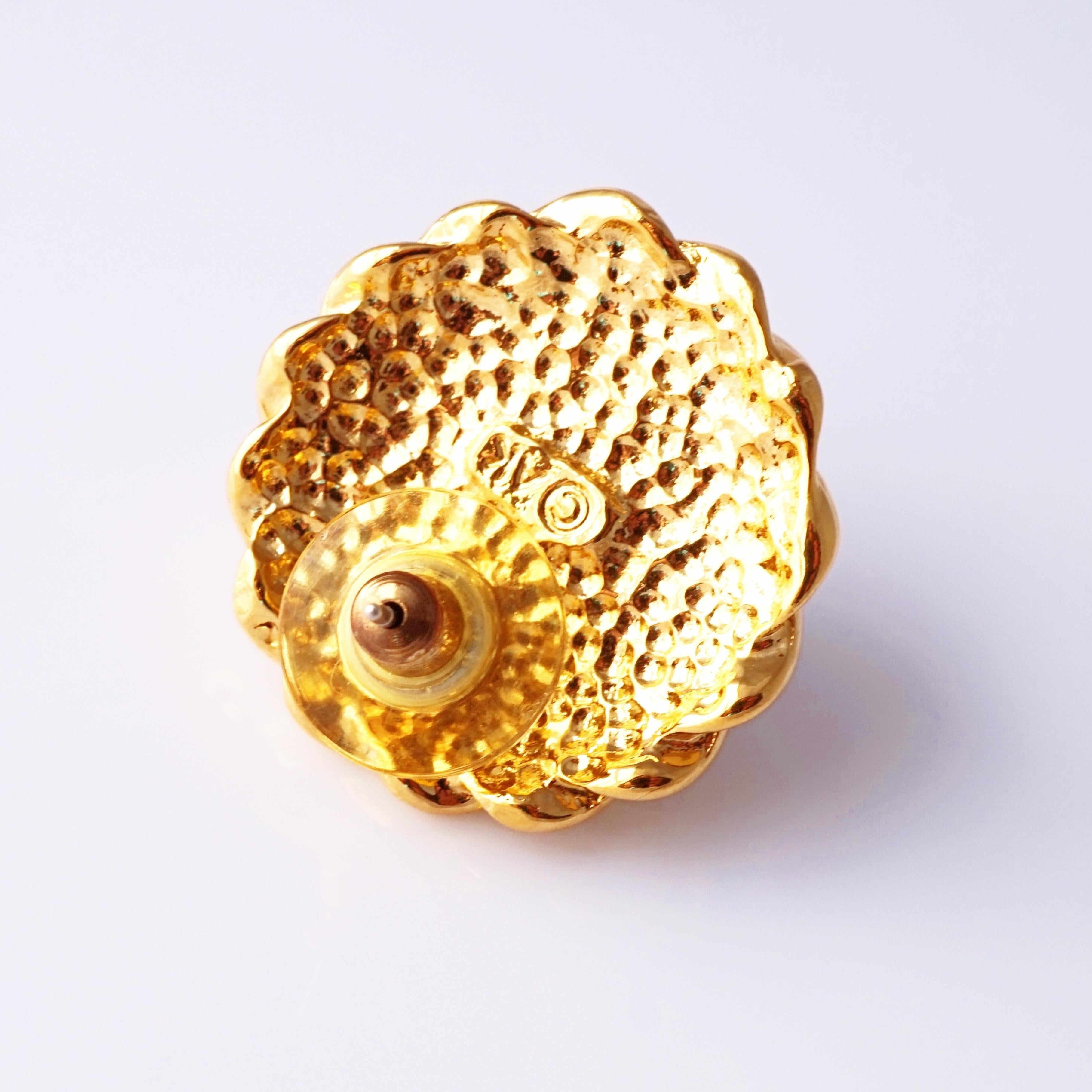 De las mujeres Pendientes de perlas con bisel de cuerda retorcida de Anne Klein, años 80 en venta