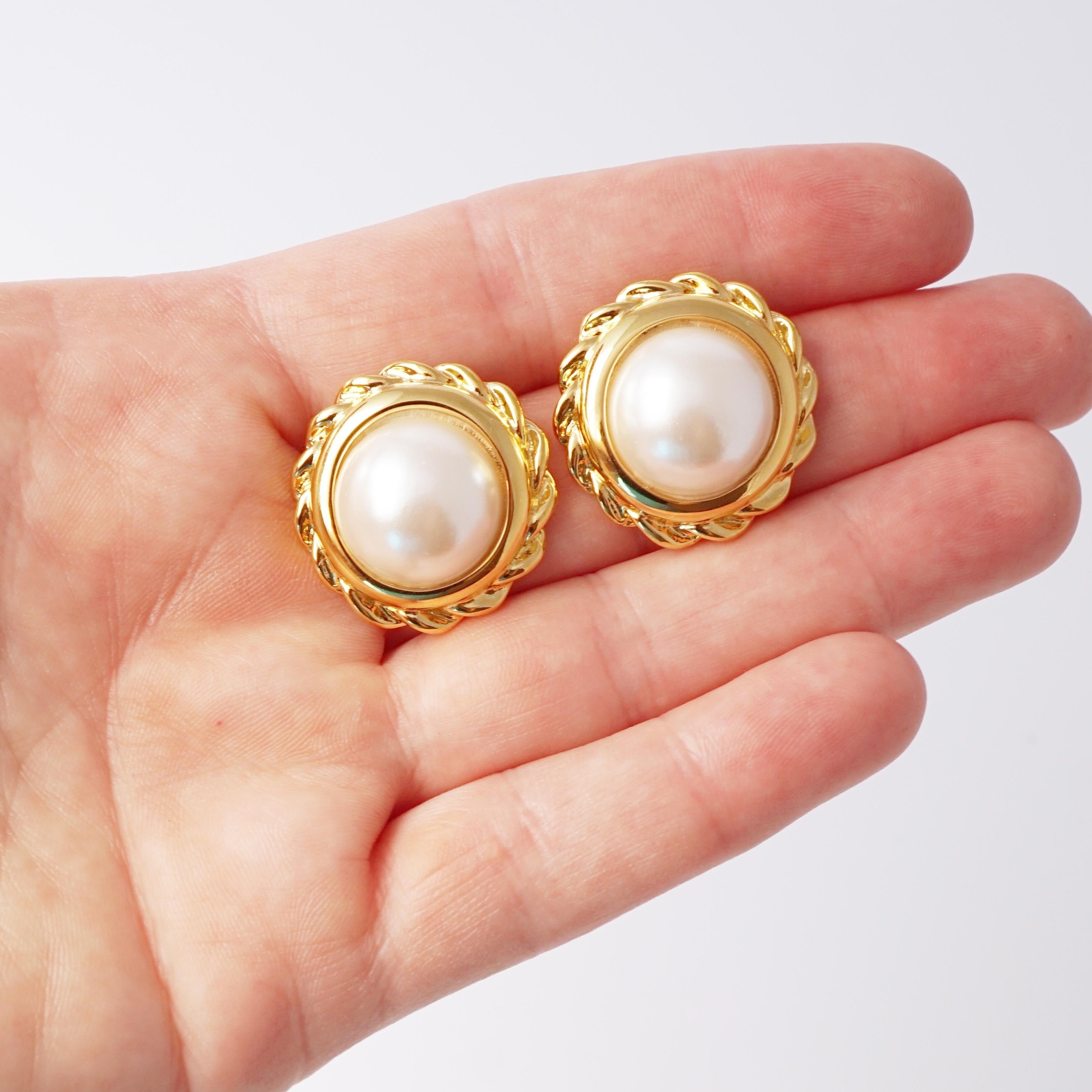 Pendientes de perlas con bisel de cuerda retorcida de Anne Klein, años 80 en venta 1