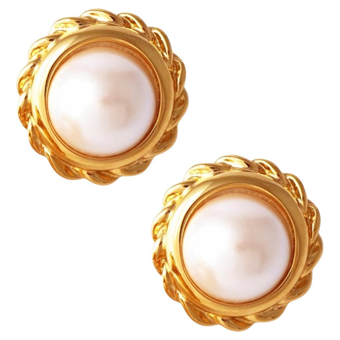 Pendientes de perlas con bisel de cuerda retorcida de Anne Klein, años 80 en venta