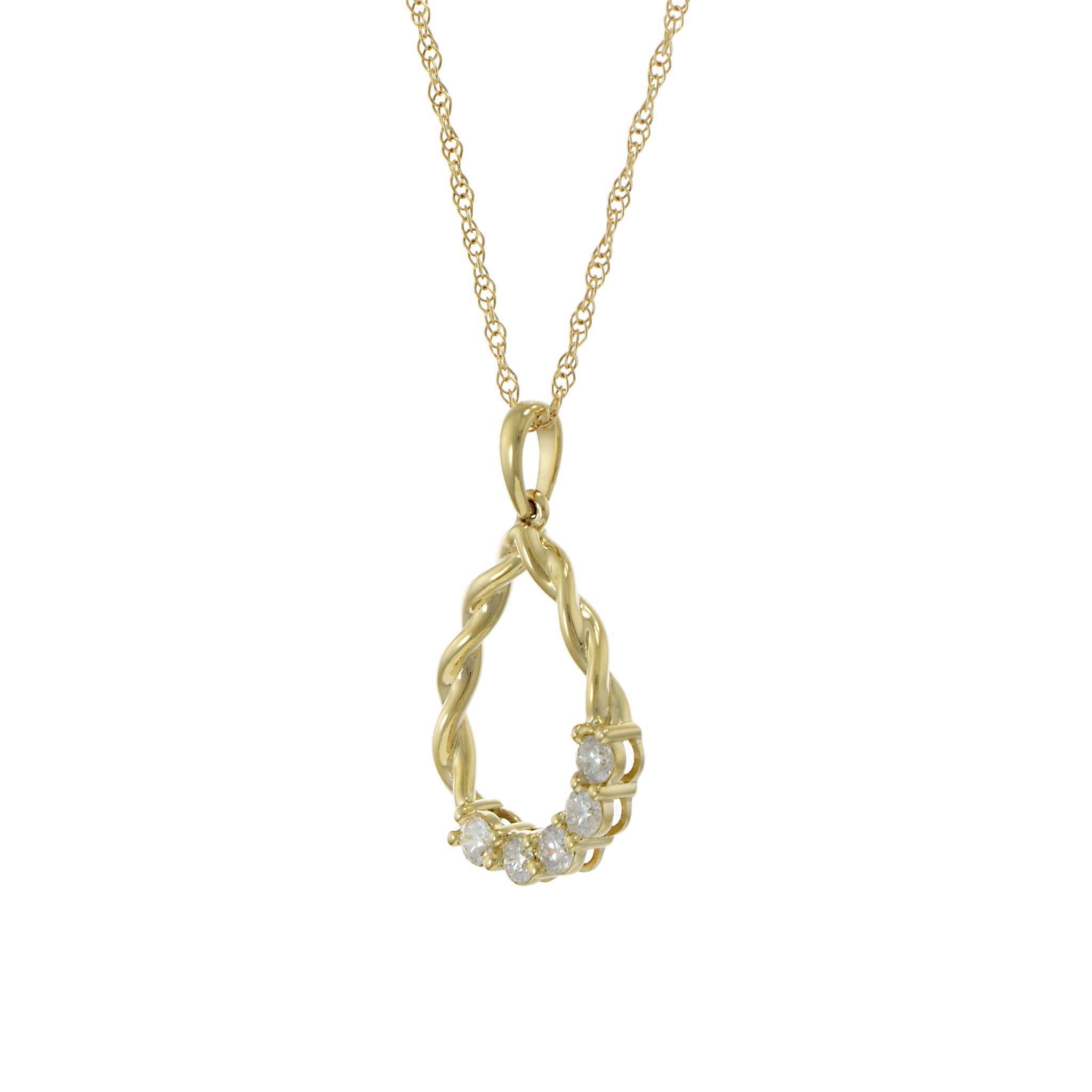 Un pendentif gracieux en forme de poire avec une touche de texture et d'éclat. Cette pièce présente un motif de corde torsadée en or jaune 14KT, rehaussé de cinq diamants de taille ronde totalisant 0,29 carat. Suspendu à une fine chaîne assortie, le