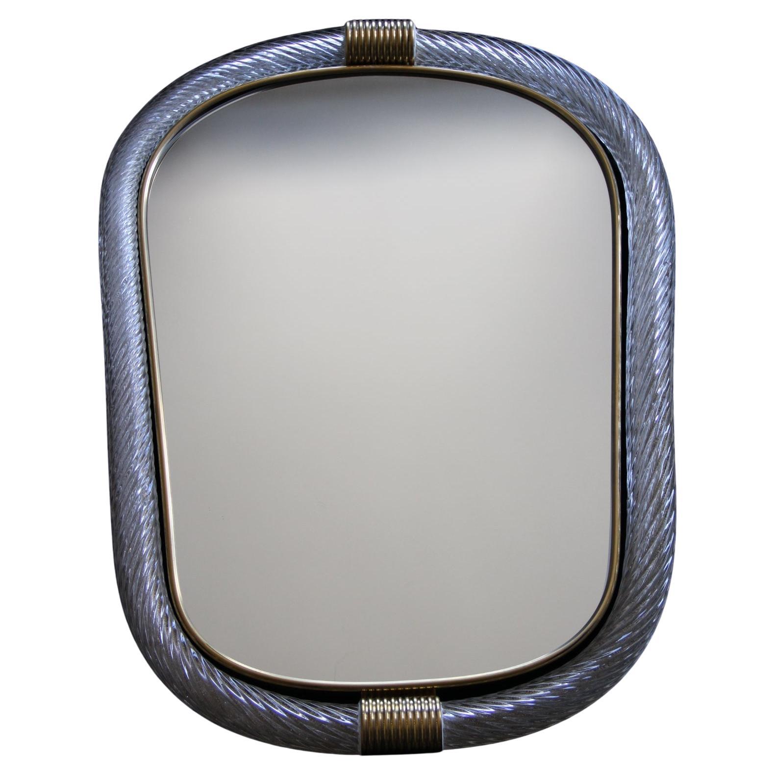 Ce beau miroir vertical blanc est purement dans la fabrication du verre vénitien  tradition. La technique utilisée pour obtenir ce riche effet de corde torsadée est appelée 