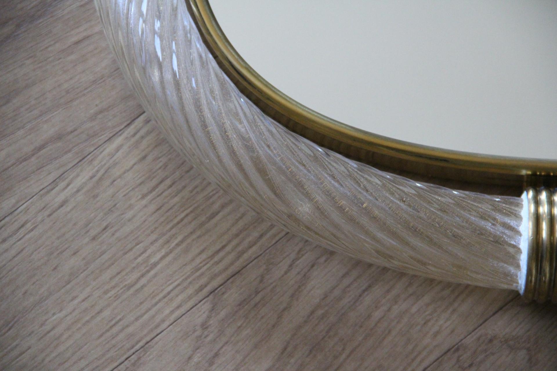 Laiton Miroir en verre de Murano blanc à corde torsadée de style Barovier en vente