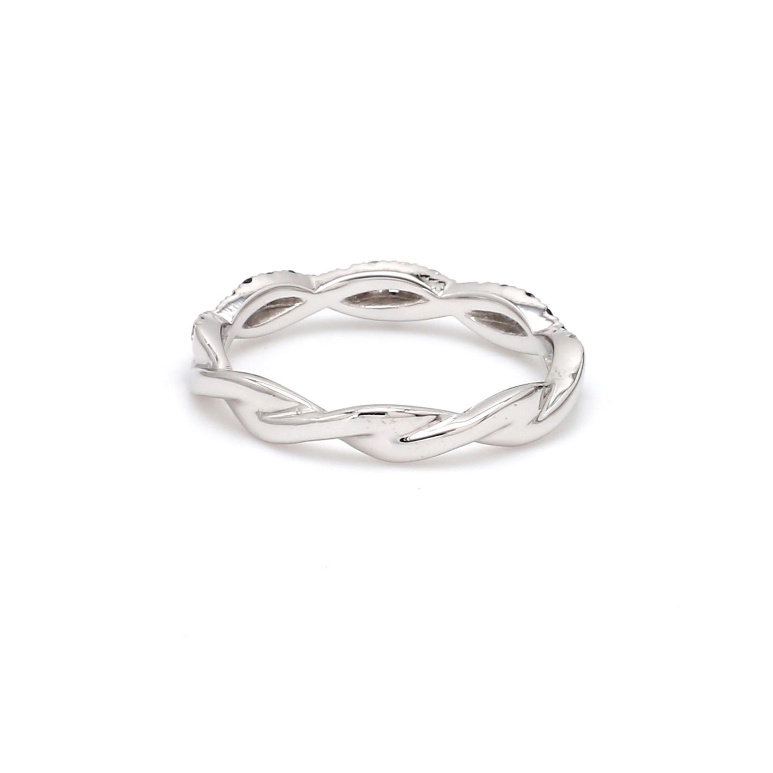 Ein wunderschöner handgefertigter gedrehter Ring aus 18 Karat Weißgold  mit natürlichem blauem Saphir und Diamanten auf dem Schaft in einem gedrehten Schaft. Ein perfekter Ring für jede Gelegenheit

Blauer Saphir Details
Stückzahl : 18 Stück