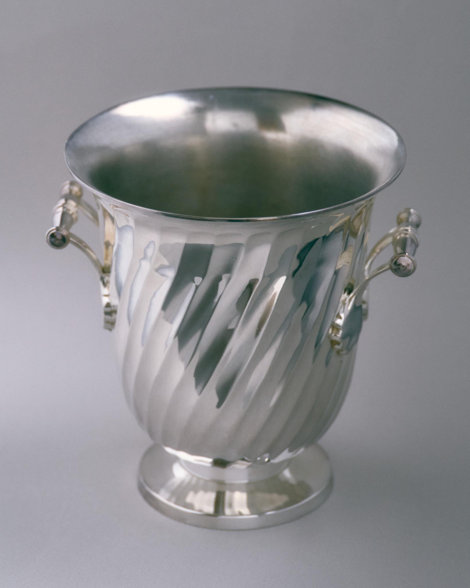 Mid-Century Modern Seau à champagne en métal argenté torsadé, années 1950 en vente