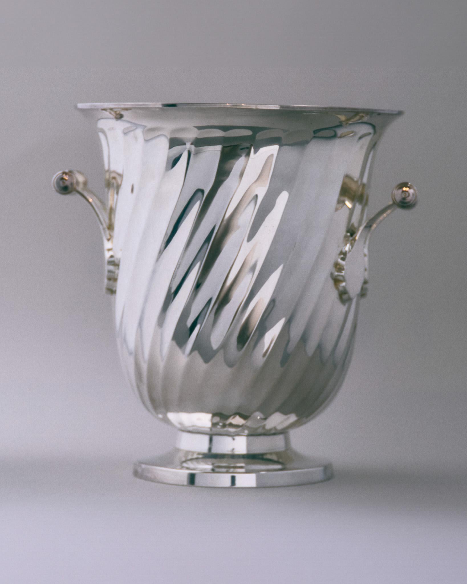 Seau à champagne en métal argenté torsadé, années 1950 Bon état - En vente à PARIS, FR