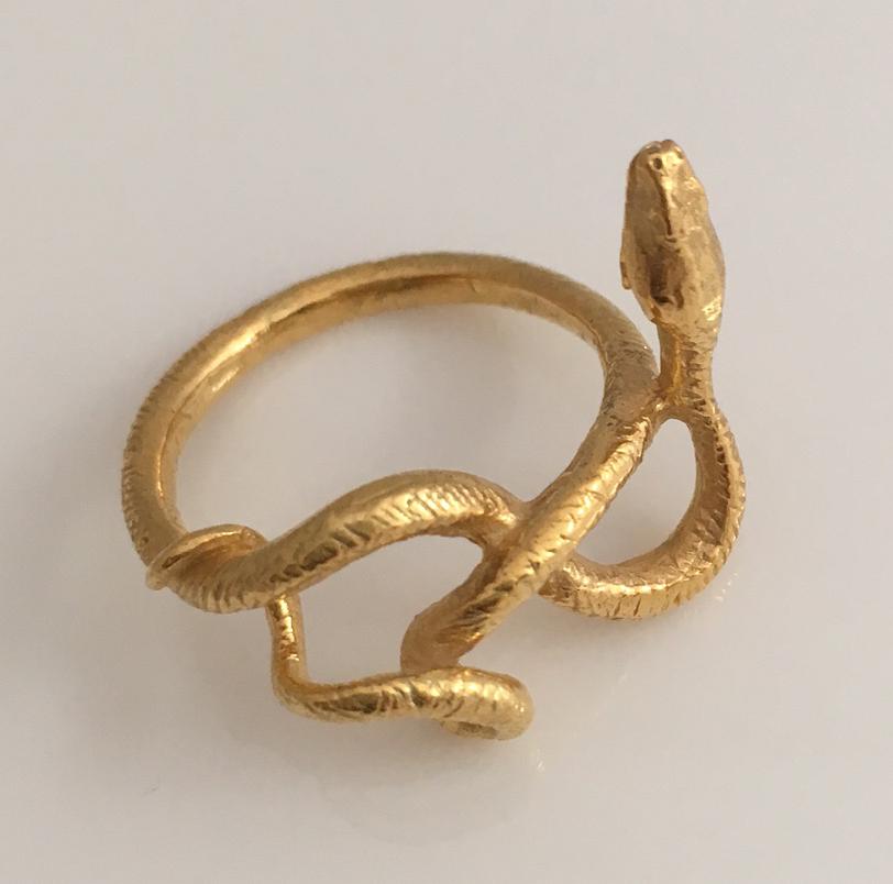Gedrehter Schlangenring 18 Karat Gelbgold Wiedergeburt und Schutz ägyptische Schlange im Zustand „Neu“ im Angebot in London, GB
