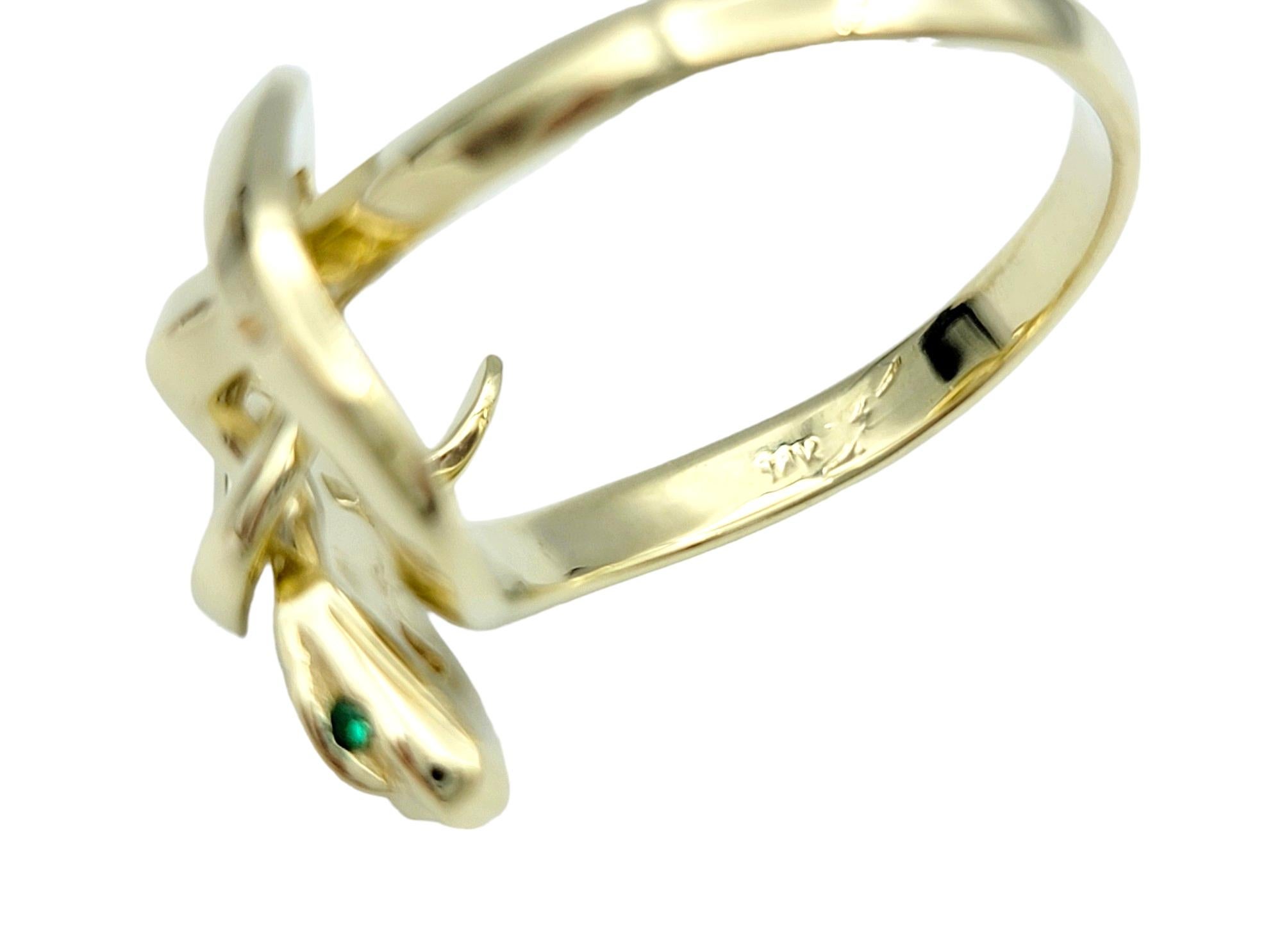 Anillo Serpiente Retorcida con Cabeza de Diamante y Ojos Verdes Engastado en Oro Amarillo de 14 Kilates en venta 3