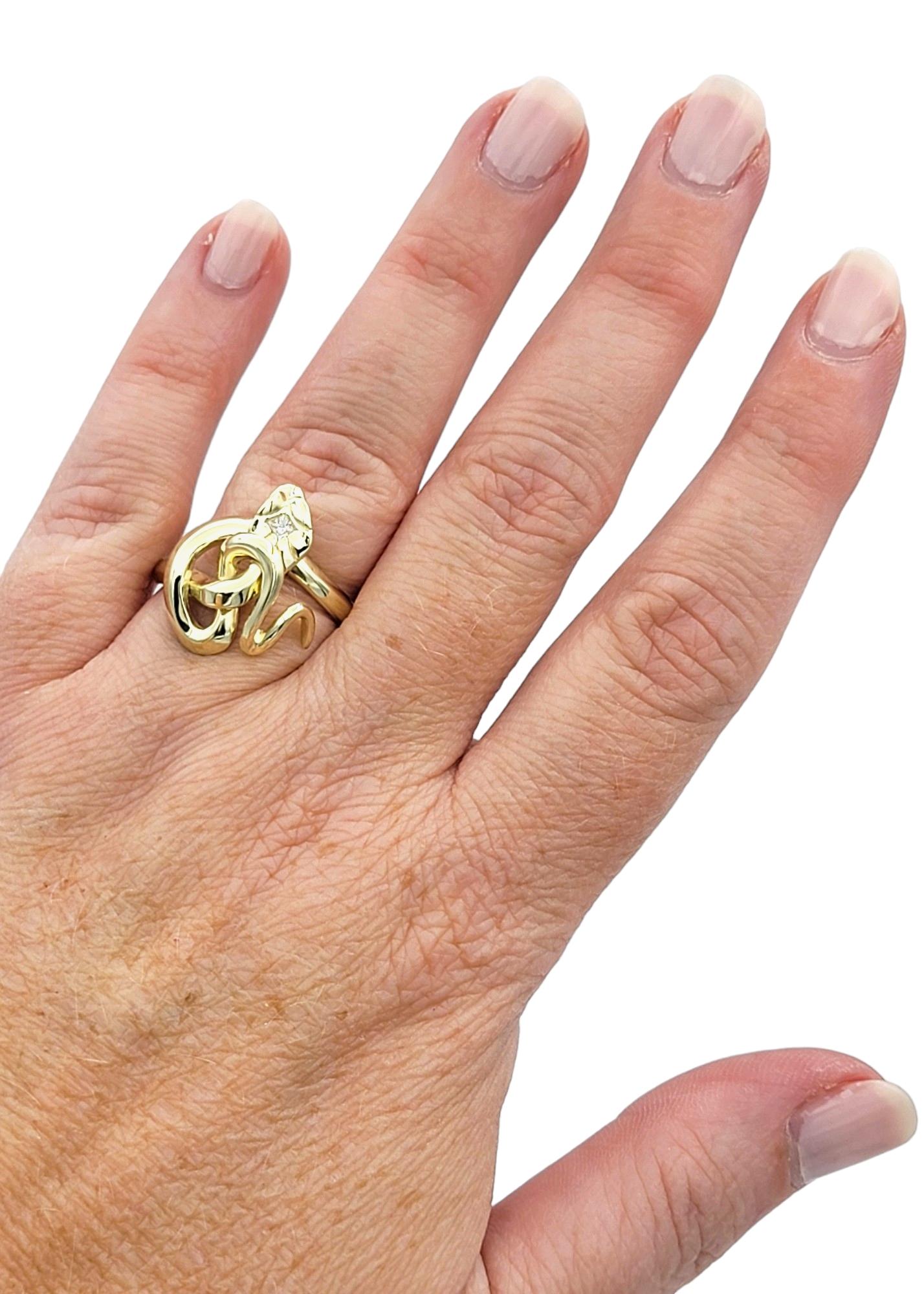 Anillo Serpiente Retorcida con Cabeza de Diamante y Ojos Verdes Engastado en Oro Amarillo de 14 Kilates en venta 5