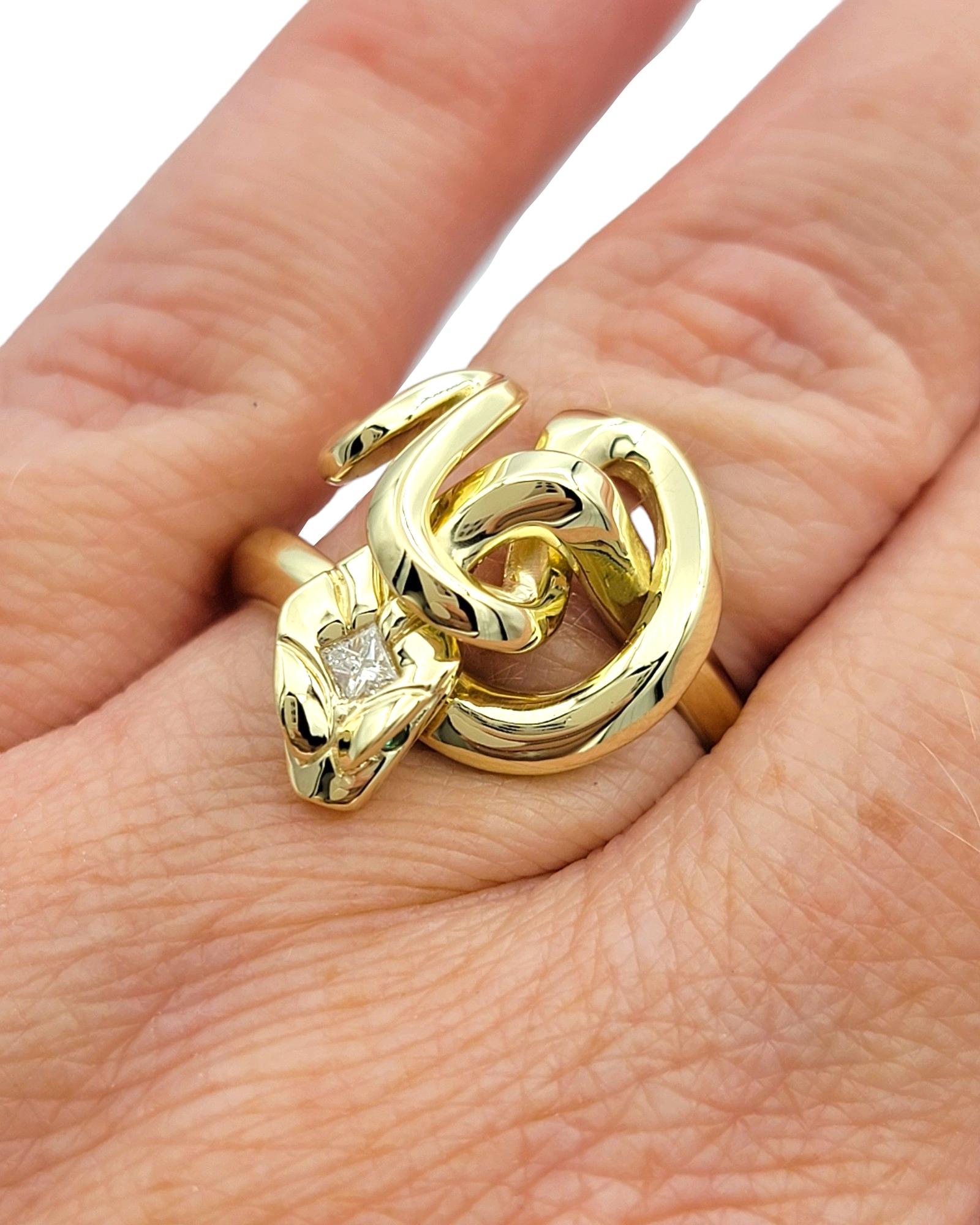 Anillo Serpiente Retorcida con Cabeza de Diamante y Ojos Verdes Engastado en Oro Amarillo de 14 Kilates en venta 6