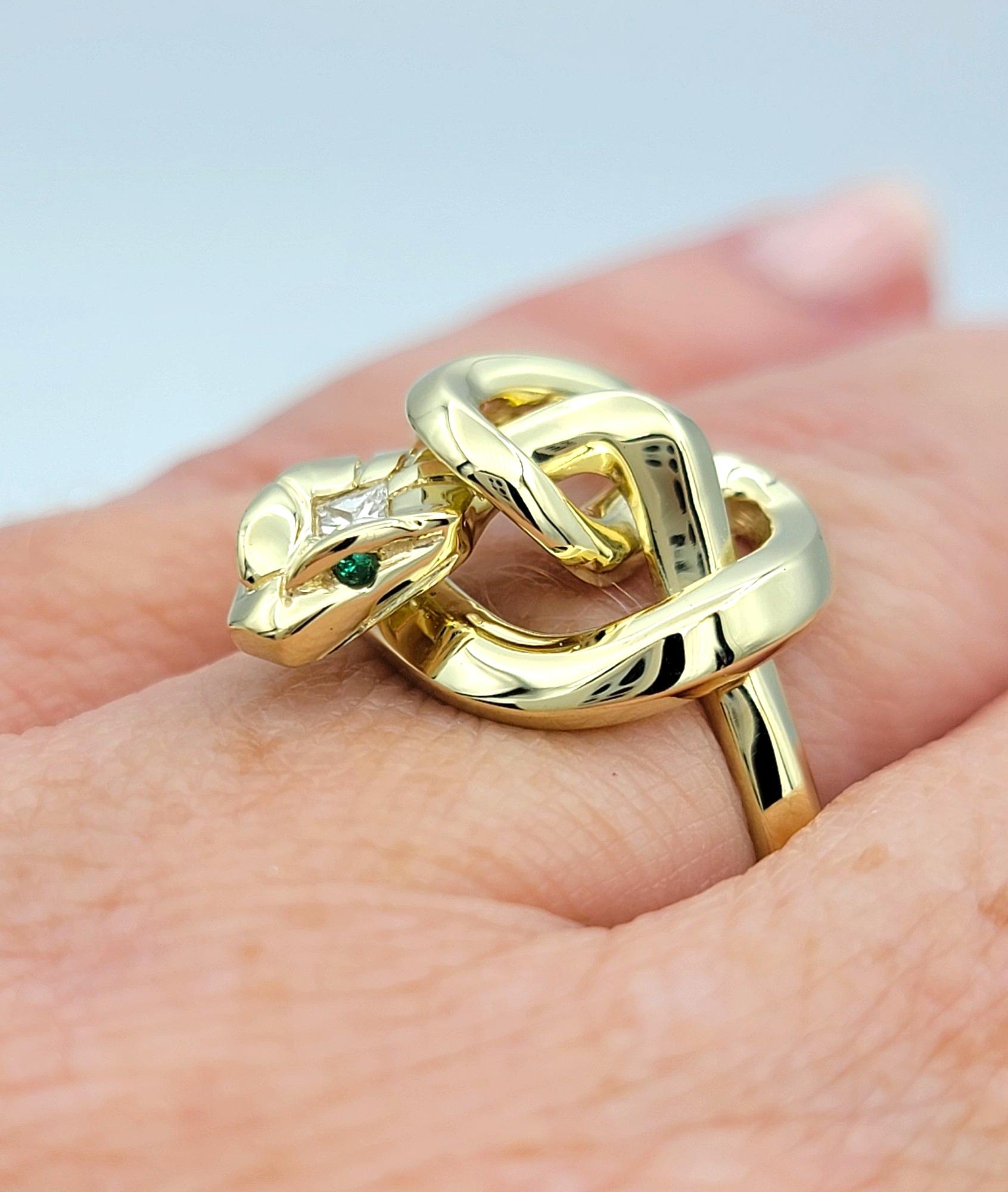 Anillo Serpiente Retorcida con Cabeza de Diamante y Ojos Verdes Engastado en Oro Amarillo de 14 Kilates en venta 7