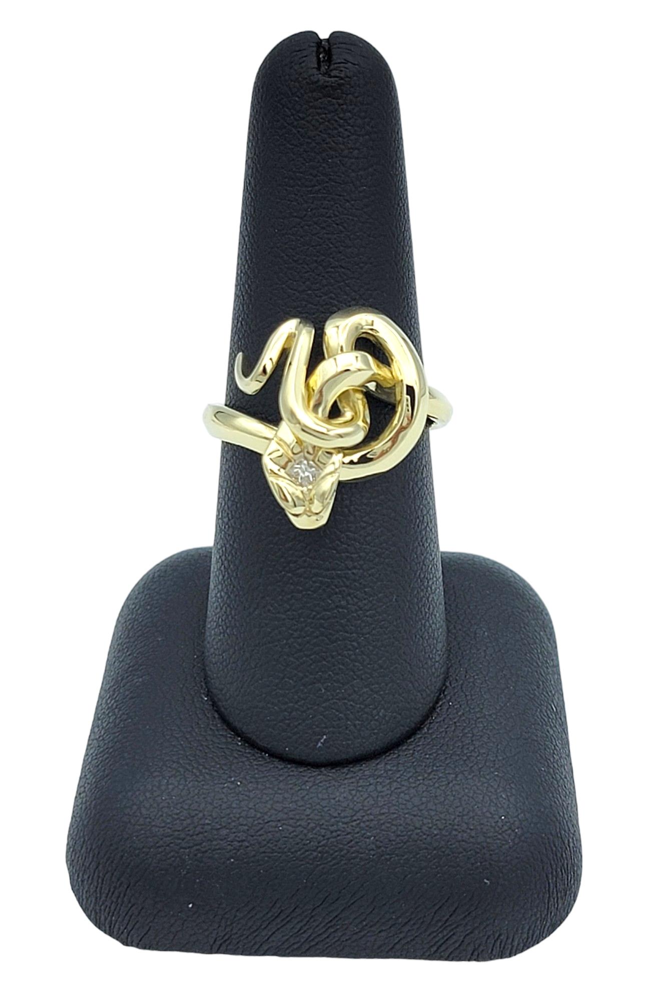 Anillo Serpiente Retorcida con Cabeza de Diamante y Ojos Verdes Engastado en Oro Amarillo de 14 Kilates en venta 8