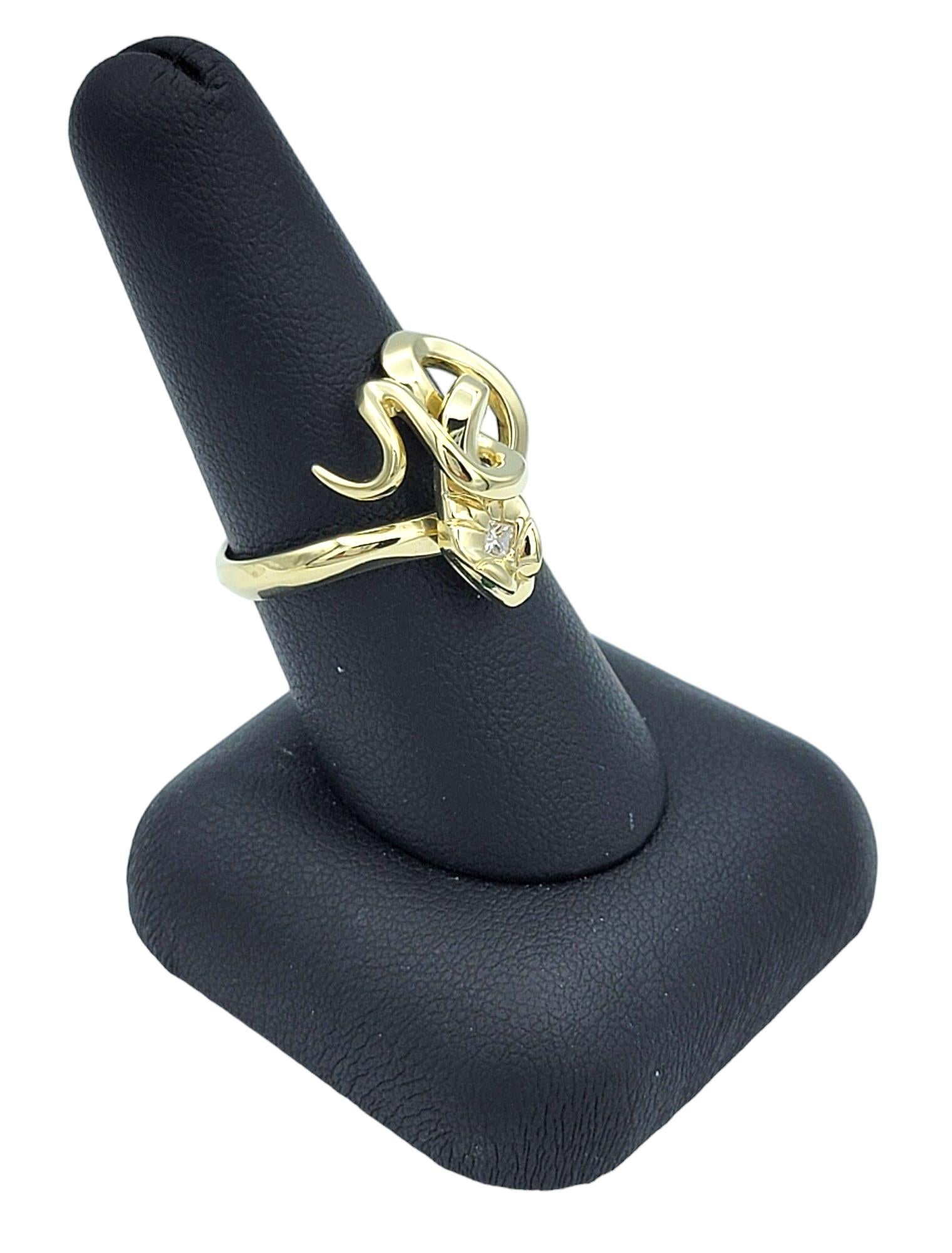 Anillo Serpiente Retorcida con Cabeza de Diamante y Ojos Verdes Engastado en Oro Amarillo de 14 Kilates en venta 9