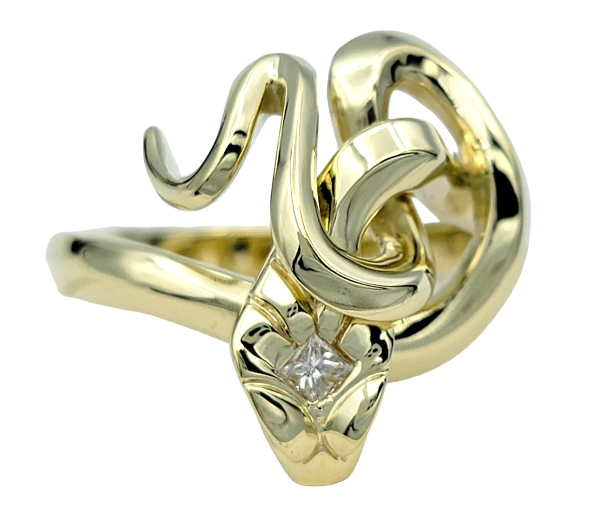 Tamaño del anillo: 9

Elaborado en radiante oro amarillo de 14 quilates, este cautivador anillo de cóctel presenta un diseño único y seductor inspirado en la forma de una serpiente retorcida. Los intrincados detalles del cuerpo enroscado de la
