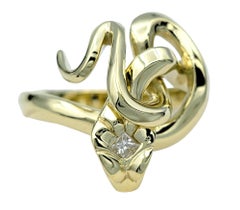 Anillo Serpiente Retorcida con Cabeza de Diamante y Ojos Verdes Engastado en Oro Amarillo de 14 Kilates